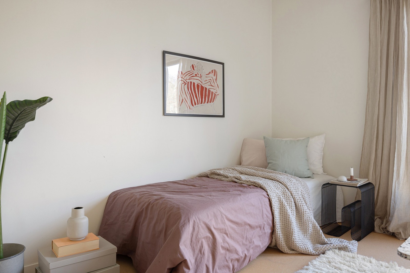 Her er det plass for sofa med tilhørende møblement og seng. Galleribilde