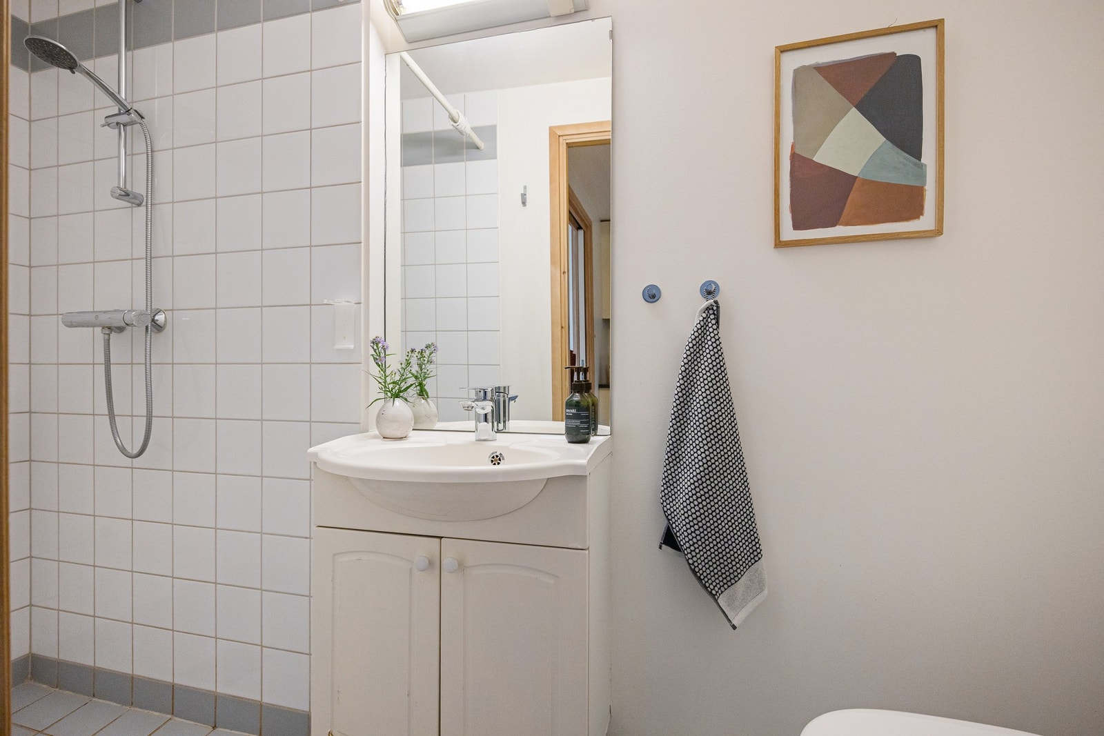 Lyst og delvis flislagt bad. Galleribilde