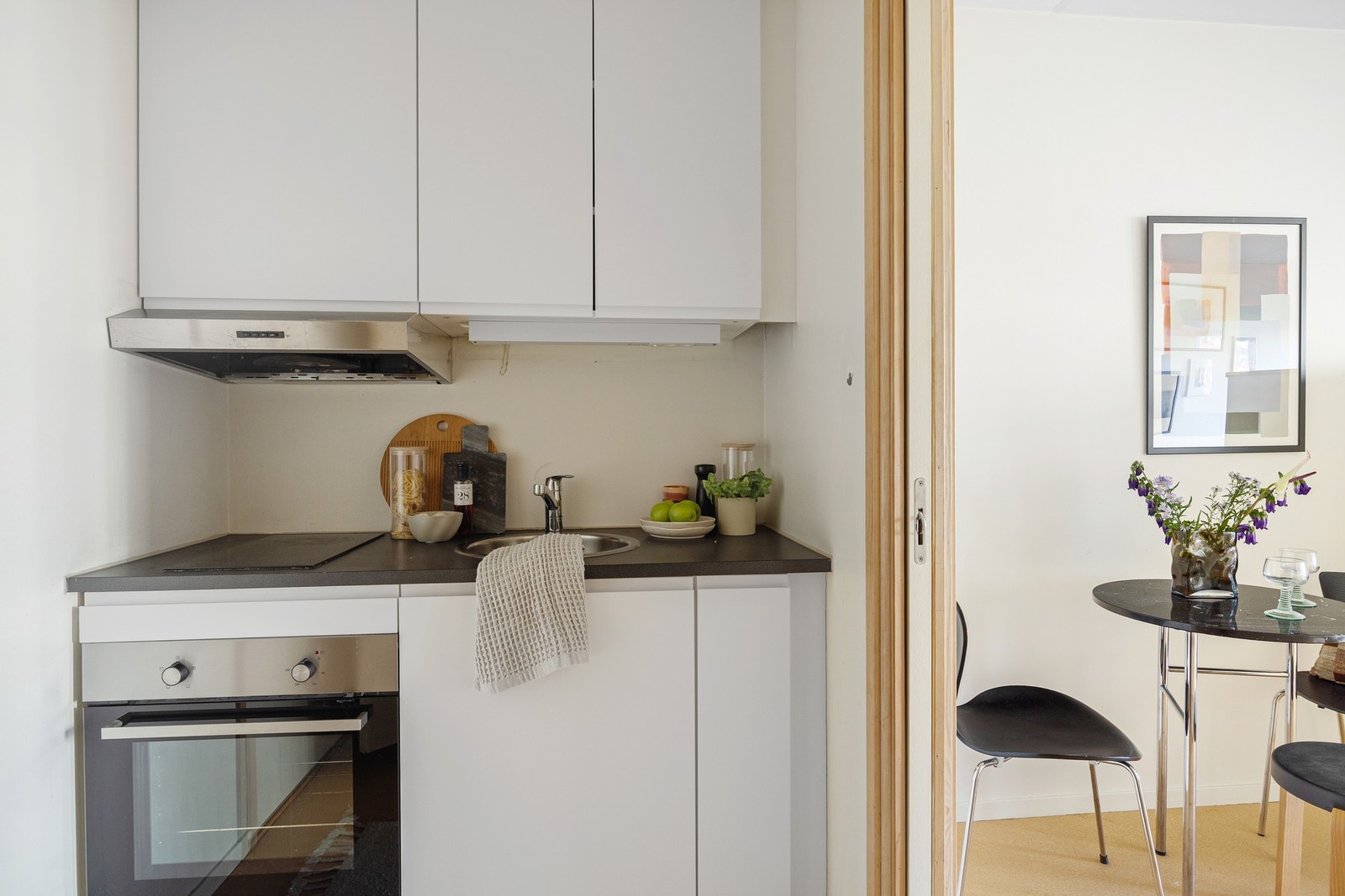 Foliert IKEA-kjøkken med laminat benkeplate og laminat benkeplate med nedfelt kum. Galleribilde