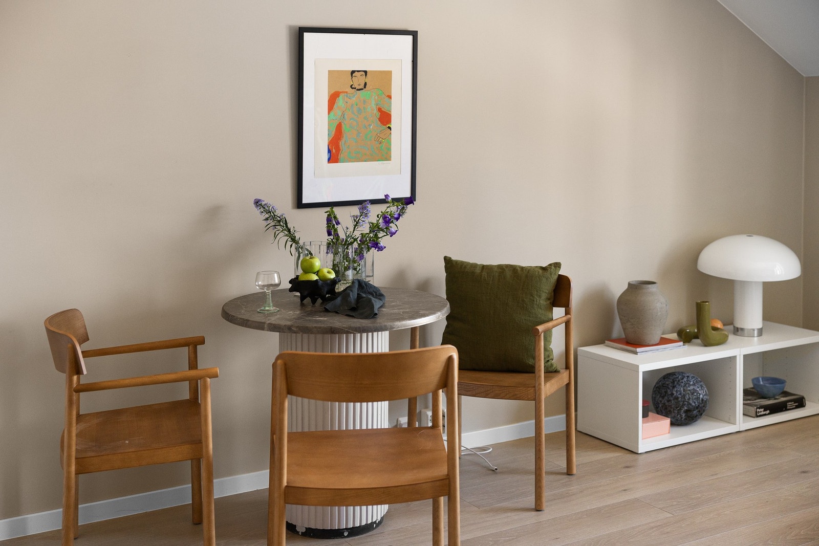 Stuen har også fin plass til spisebord. Galleribilde