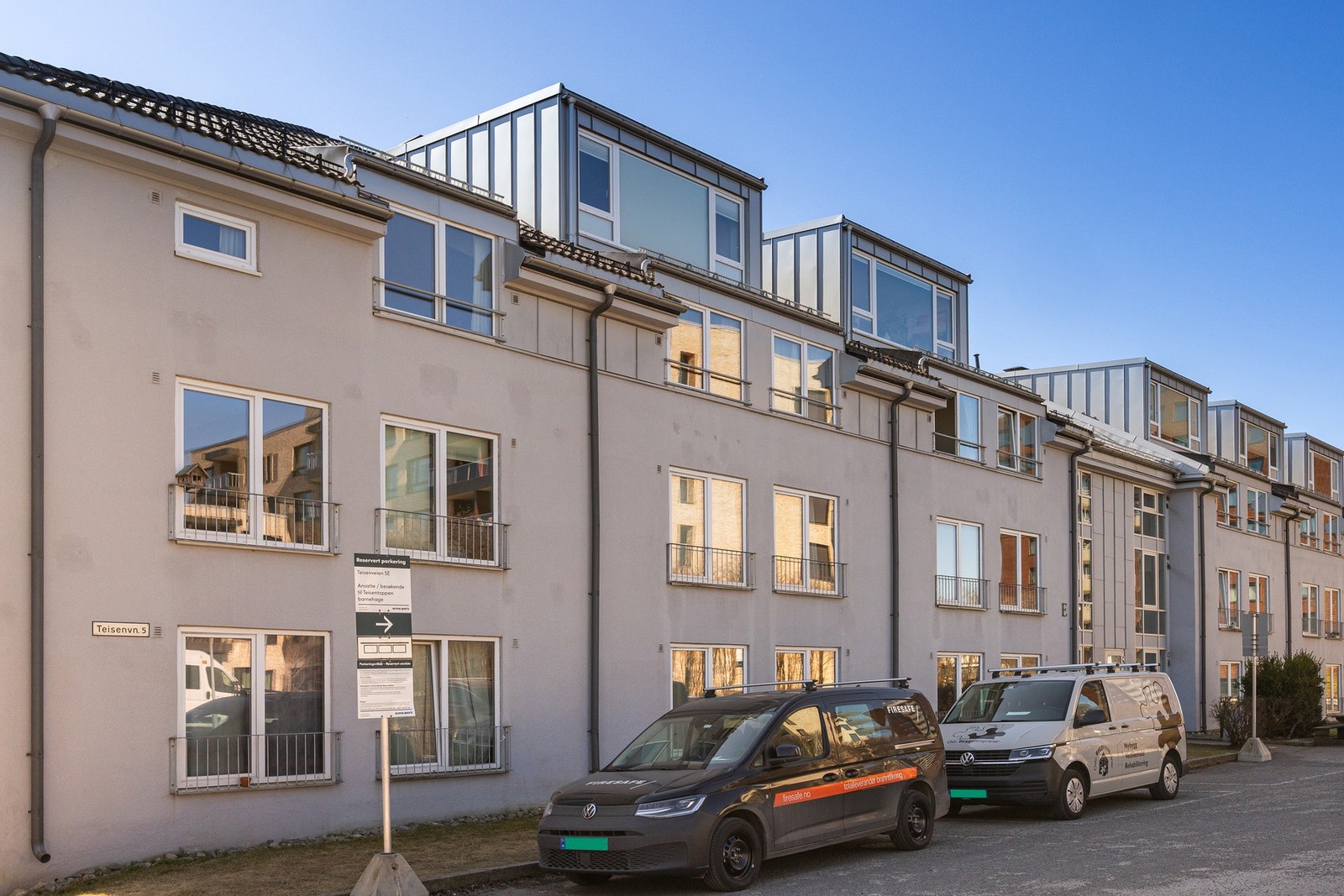 Borettslaget ligger sentralt til på Teisen med kort vei til dagligvare og offentlig kommunikasjon. Galleribilde