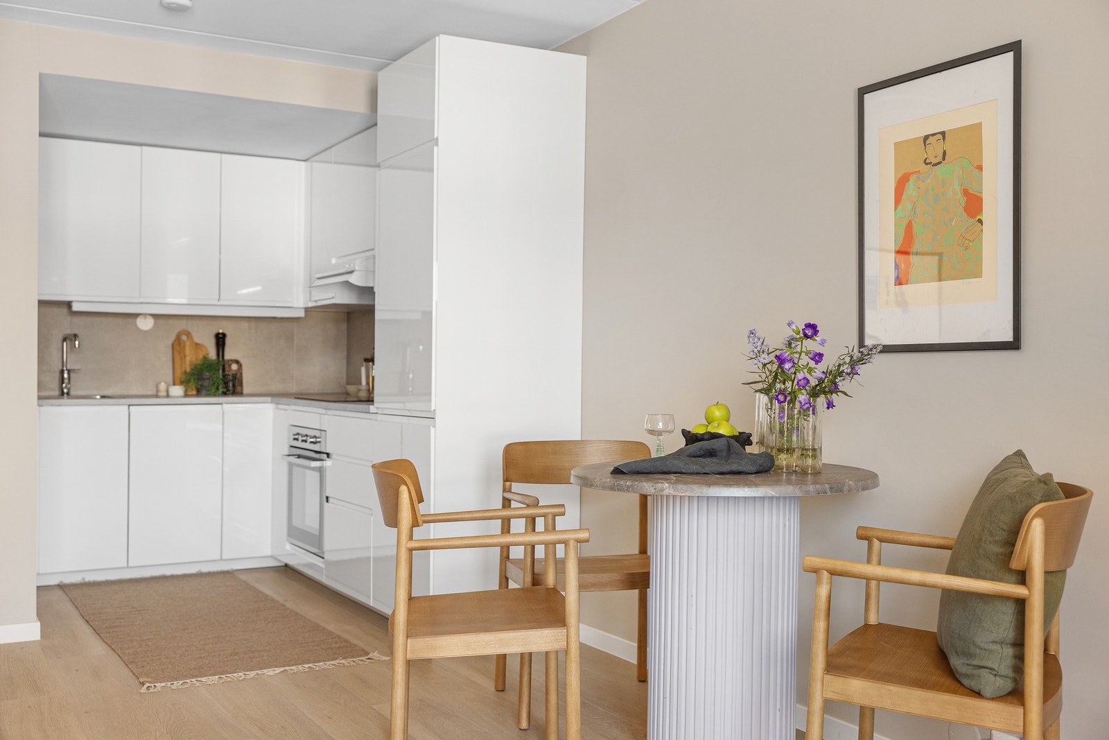 Tidløs, glatt innredning fra IKEA(2021) med soft close, laminat benkeplate og nedfelt stålkum med armatur. Galleribilde