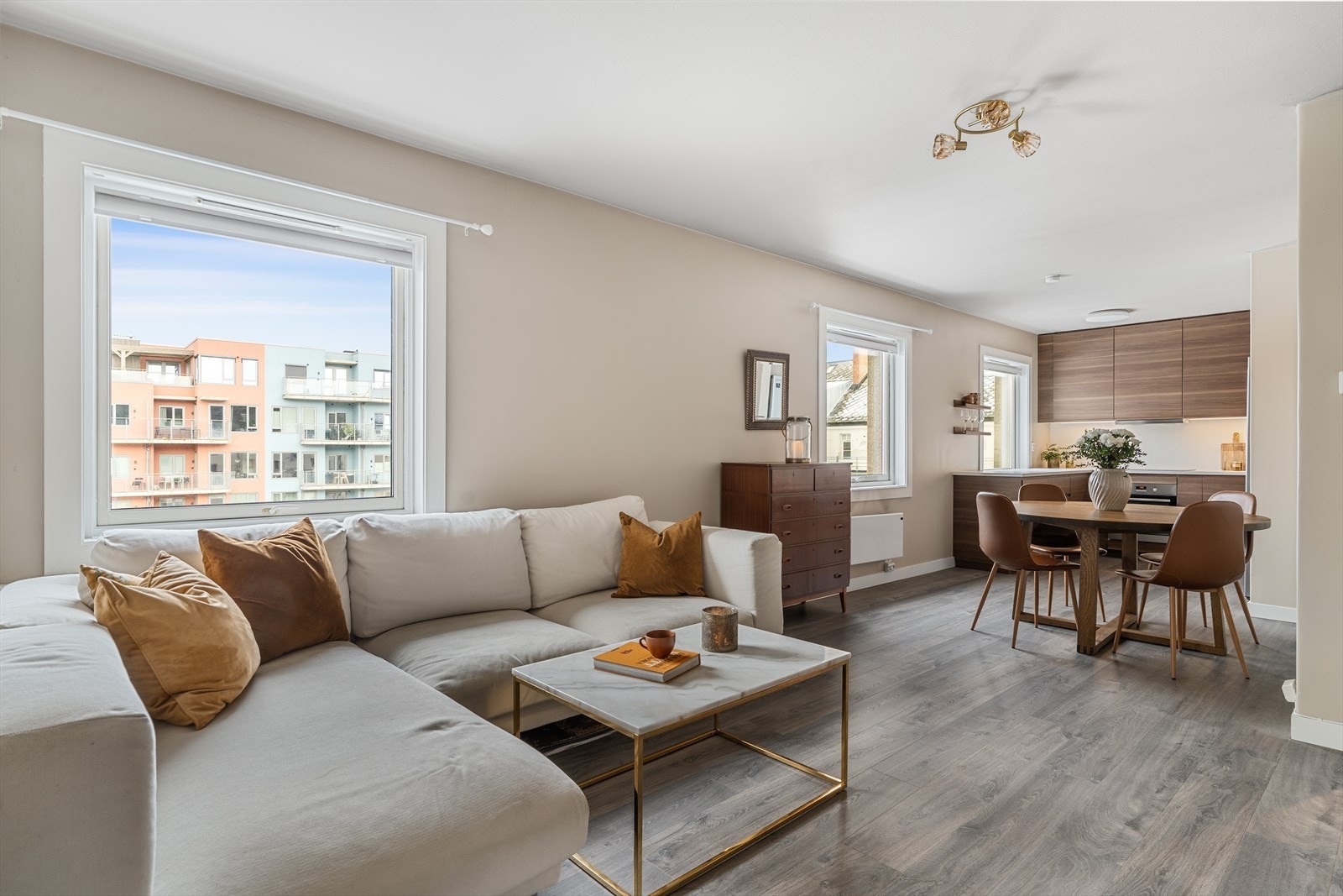 Stuen måler 23 kvadratmeter som gir god plass til møblering - Nye moderne overflater kombinert med rikelig lysinnslipp gir en god romfølelse Galleribilde