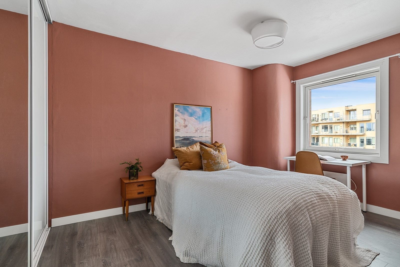 Soverom på hele 13 kvadratmeter med god plass til både seng og ytterligere møblering - Romslig skyvedørsgarderobe Galleribilde