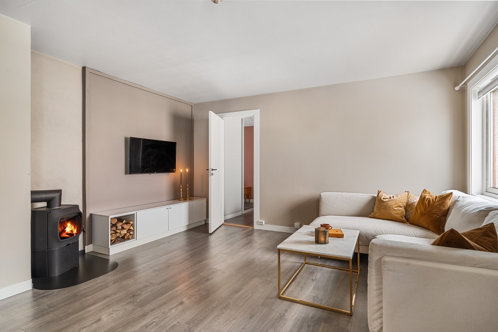 Leiligheten varmes opp både via vedfyring og elektrisitet Galleribilde