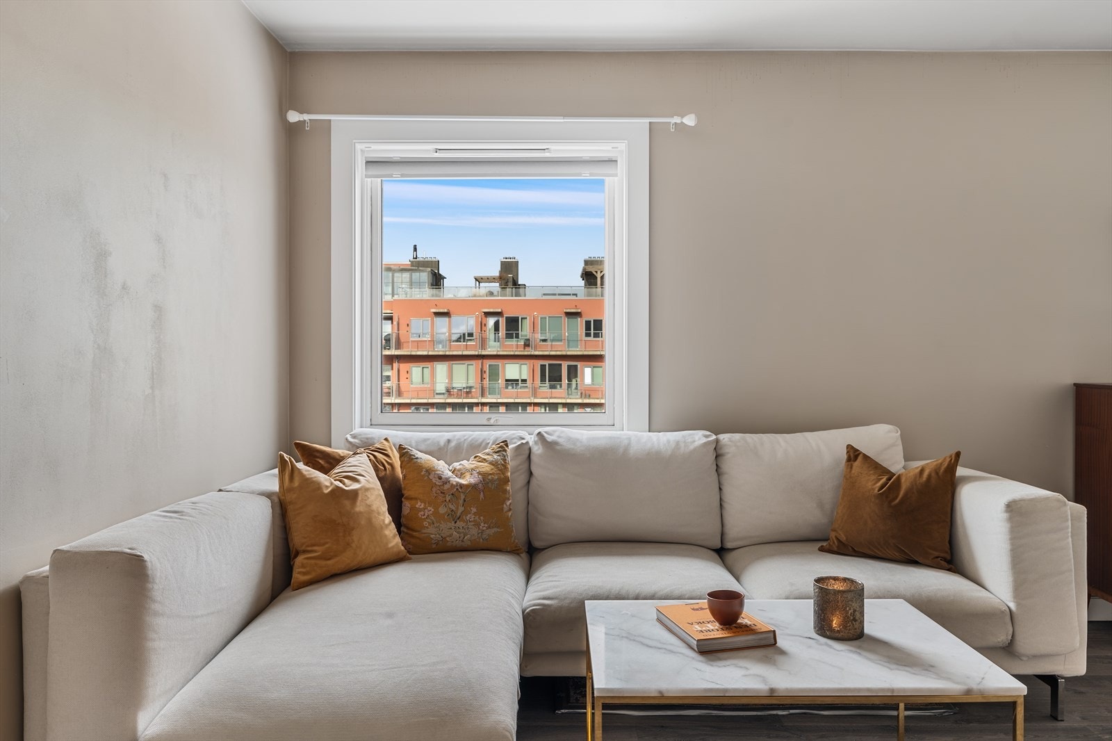 Konklusjon fra takstmann: Leiligheten fremstår i normalt god stand og uten noen vesentlige avvik utover normal bruksslitasje Galleribilde