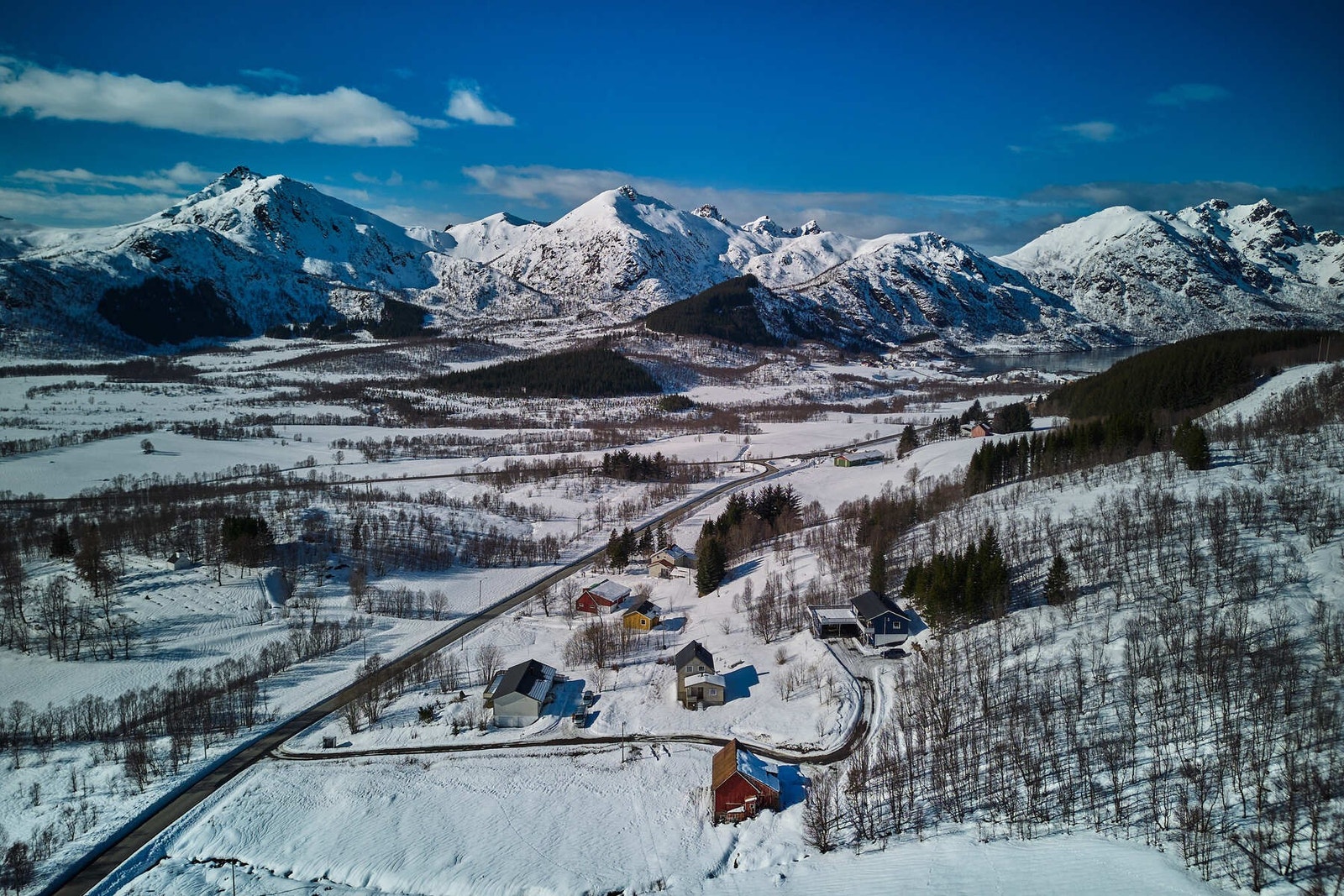 Til Myre er det ca 16 km, til Sortland er det ca 23 km. Galleribilde