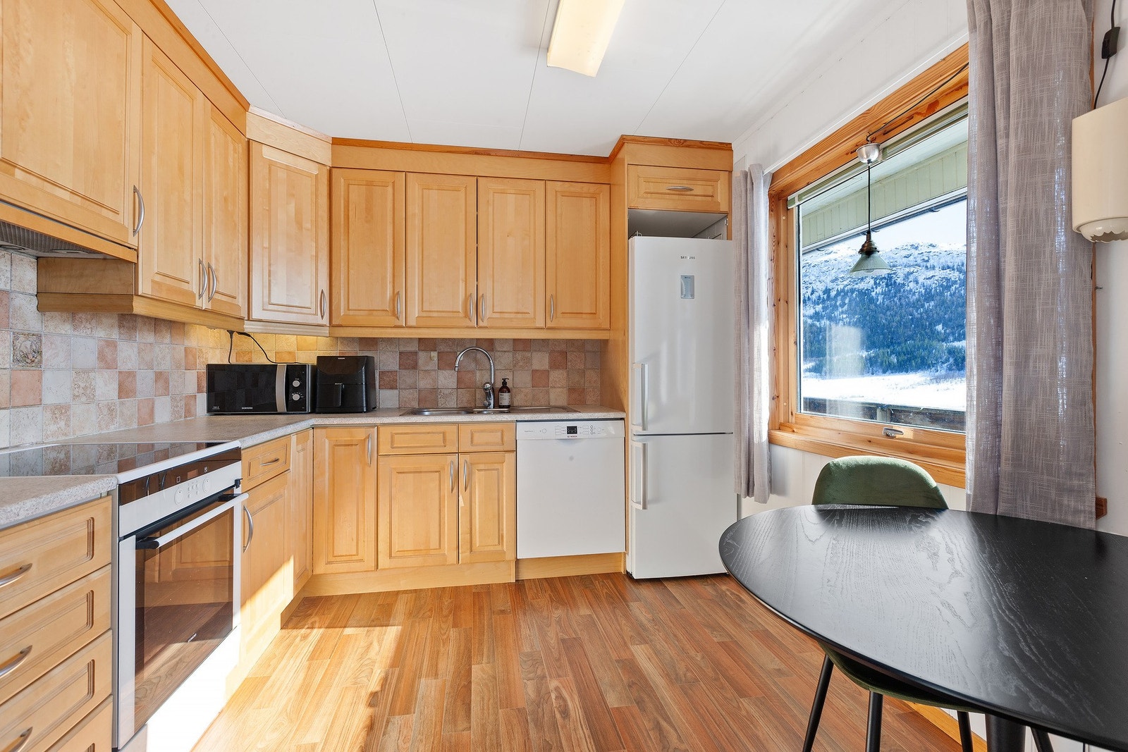 Kjøkken med god benke- og skapplass. Galleribilde