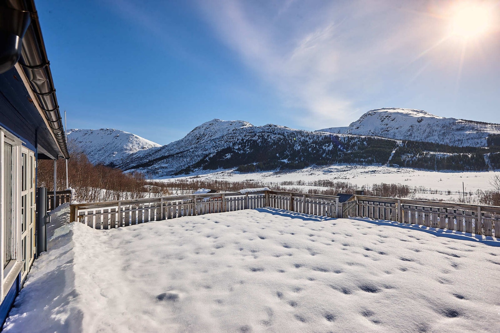 Stor og romslig veranda med utgang fra stue. Galleribilde