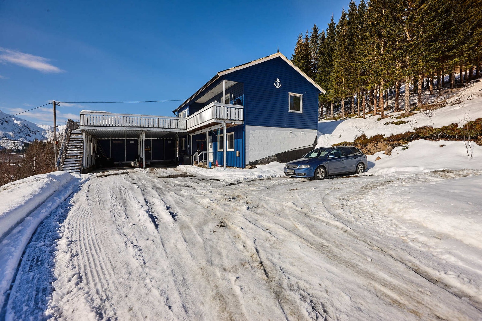 Gode parkeringsmuligheter på egen tomt og i carport. Galleribilde
