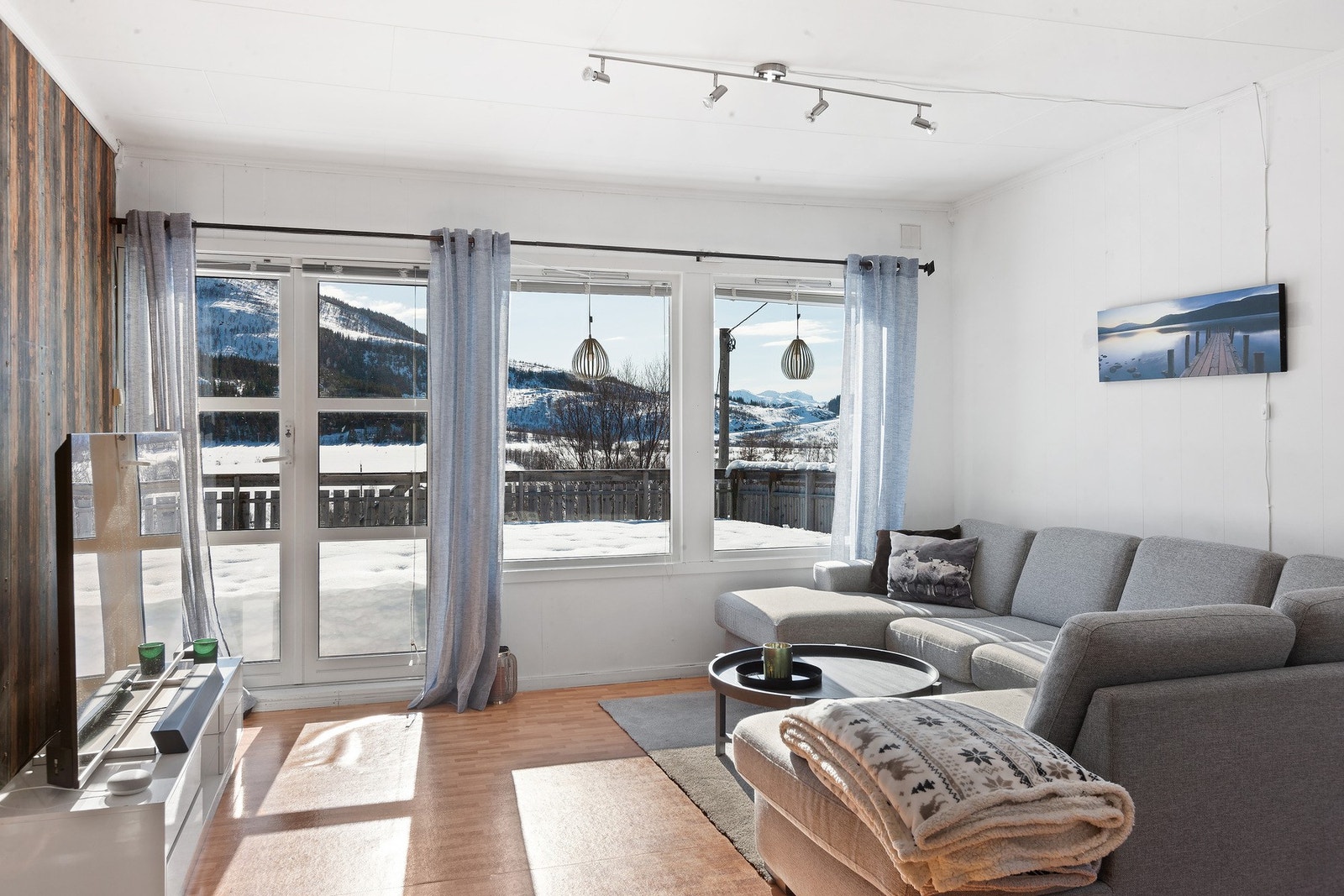 Store vindusflater som gir rikelig med naturlig lysinnslipp. Galleribilde