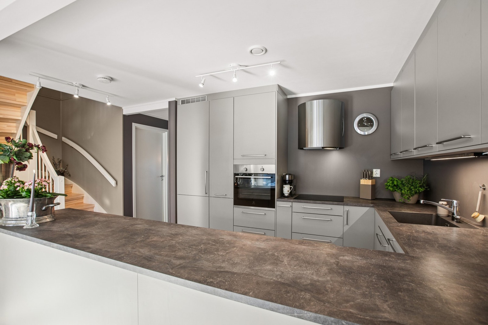 Kjøkkenet er utstyrt med integrerte hvitevarer og benkeplate i laminat. Galleribilde