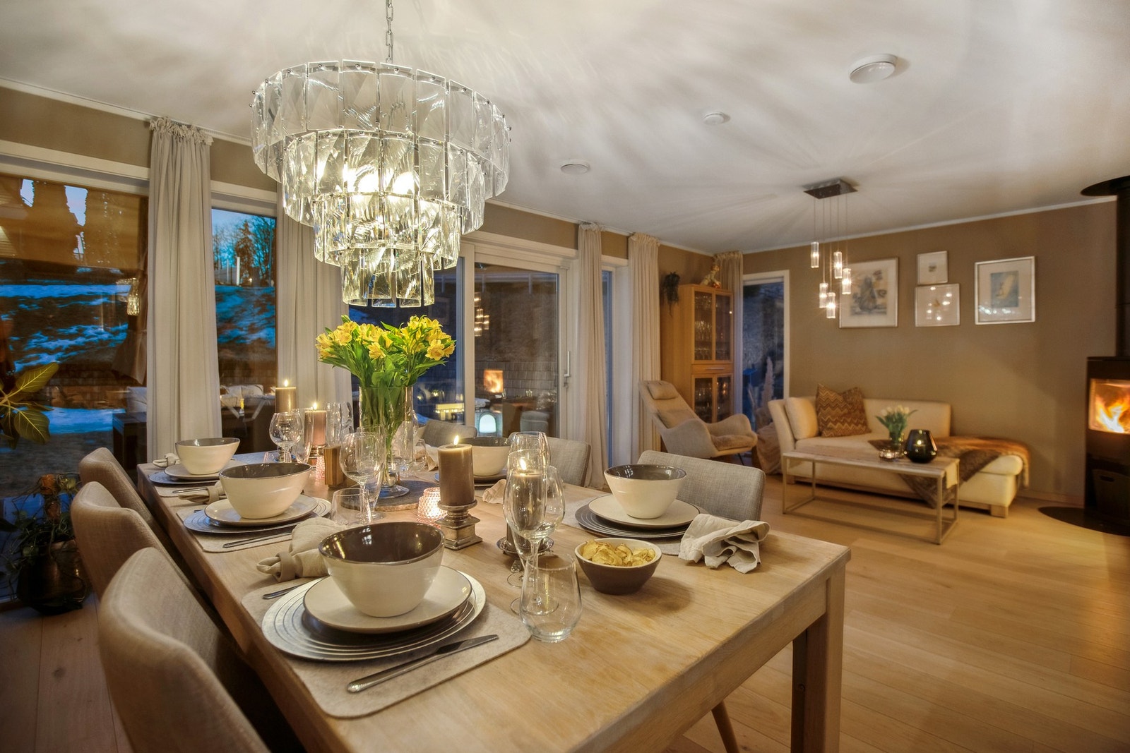 Kveldsstemning i stuen. Galleribilde