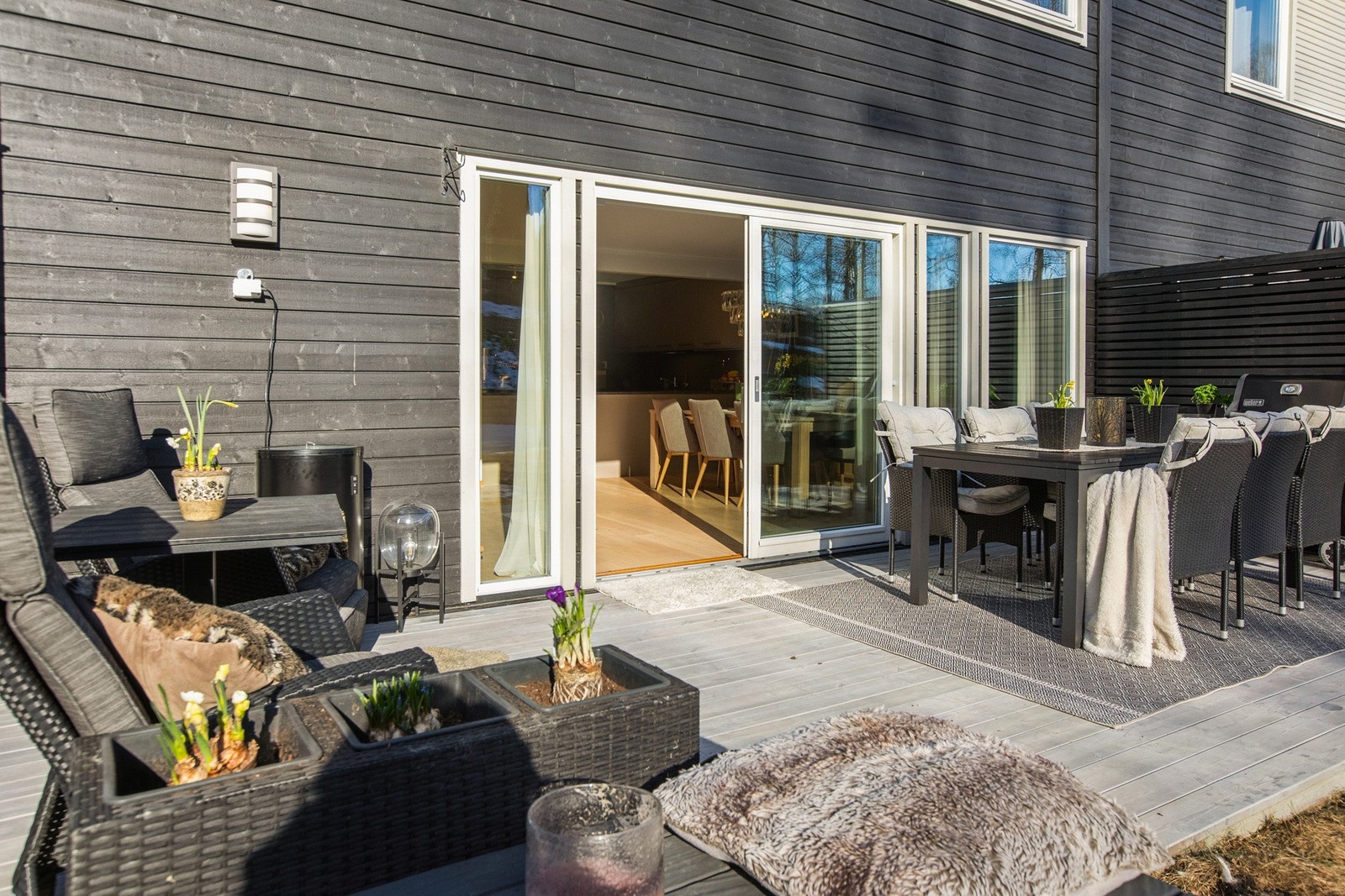 Her er det god plass til ønsket utemøblement. Galleribilde