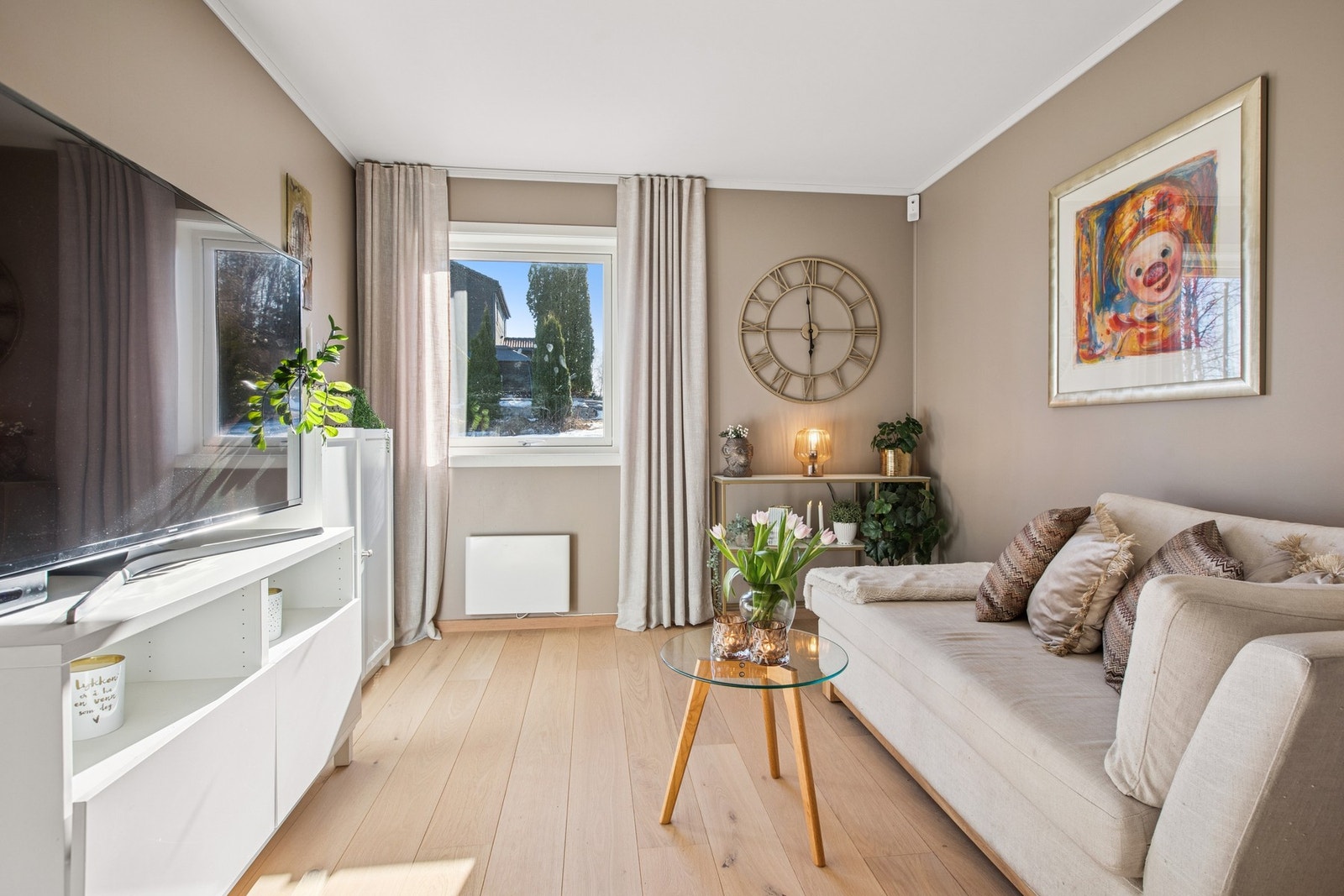 Her er det god plass til sofagruppe og annet møblement. Galleribilde