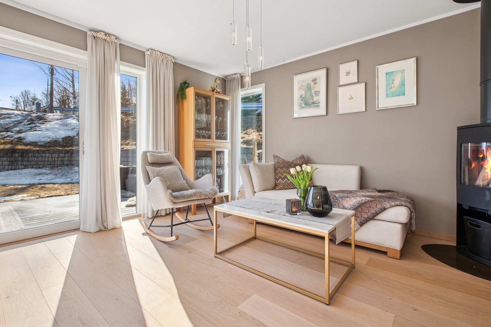 Koselig sofakrok med herlig peisovn. Galleribilde