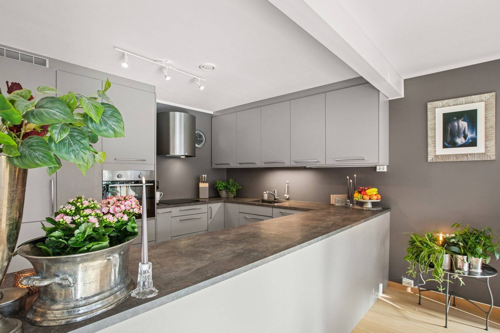 Kjøkkenet har gode arbeidsflater og rikelig med skapplass. Galleribilde