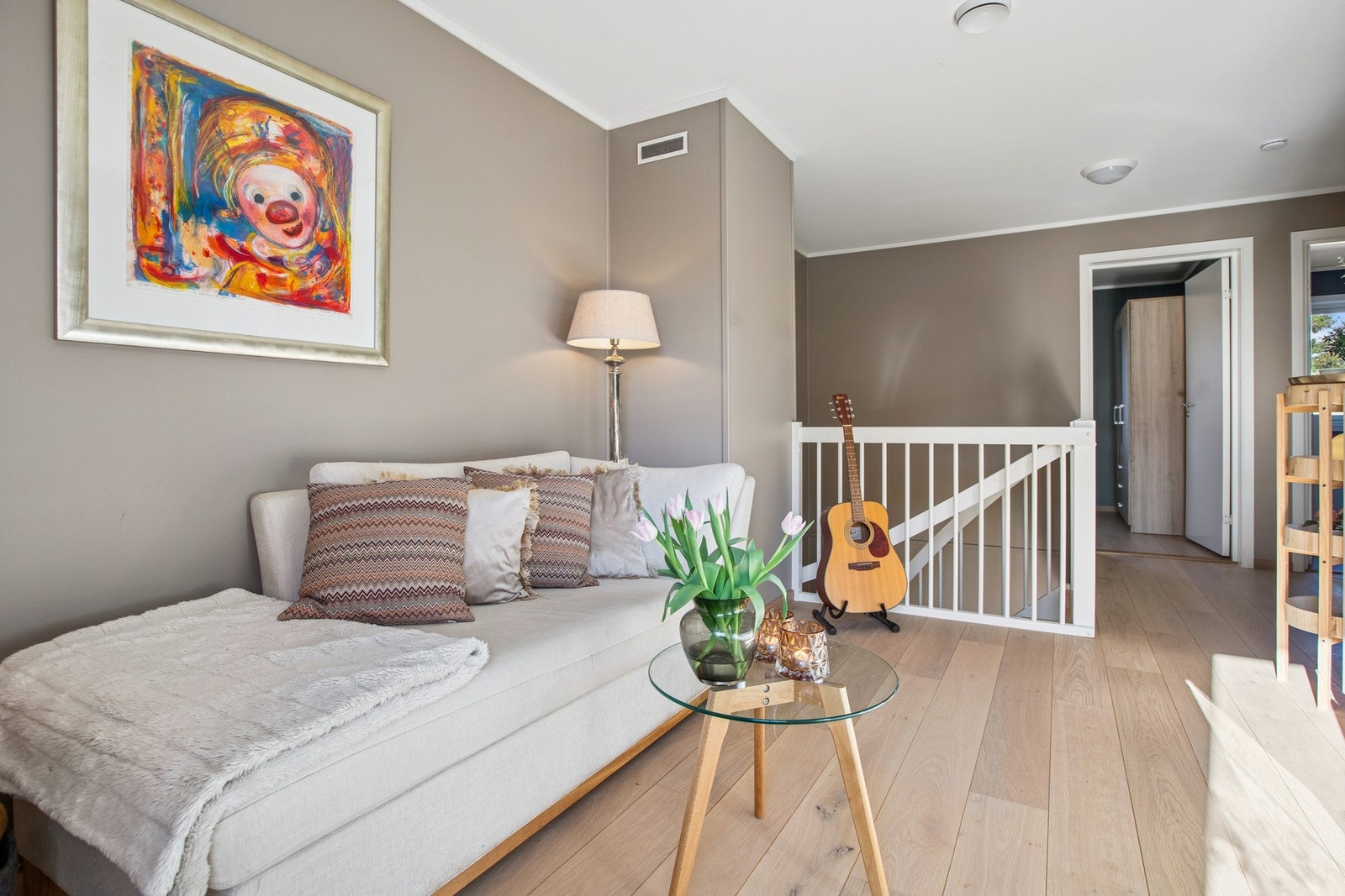 2.etasje byr på en ekstra stue, som passer ypperlig som TV-krok, lekerom eller hjemmekontor. Galleribilde