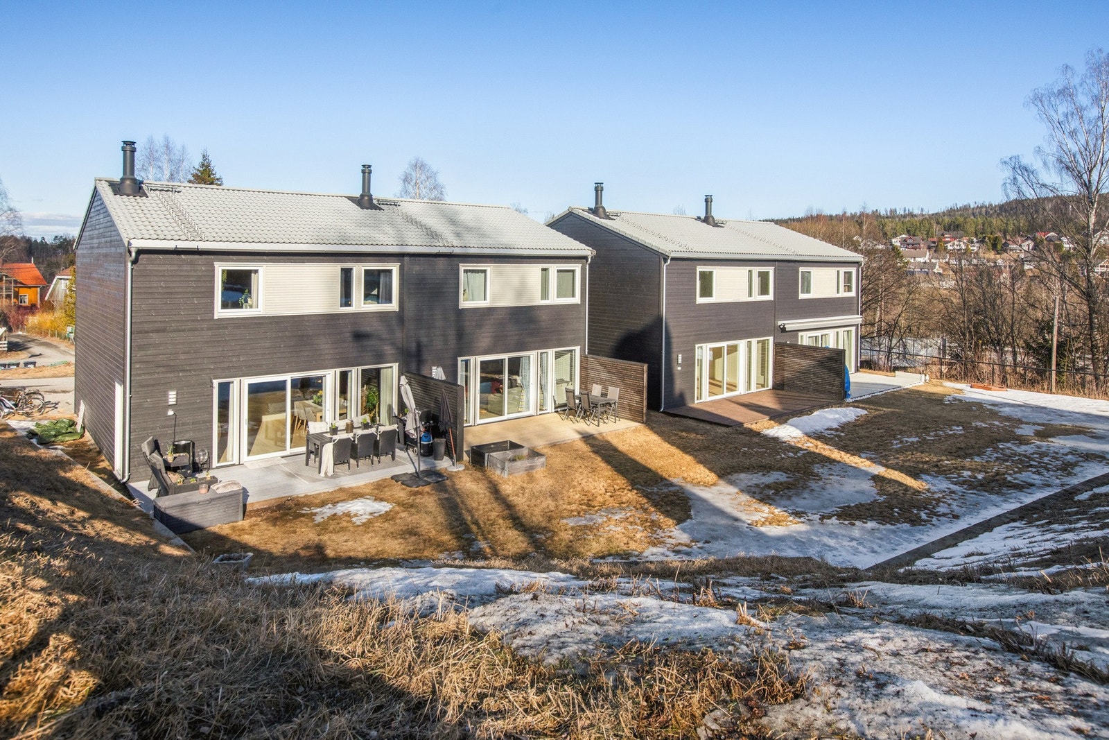 Boligen går over to etasjer og har inngang på bakkeplan. Galleribilde