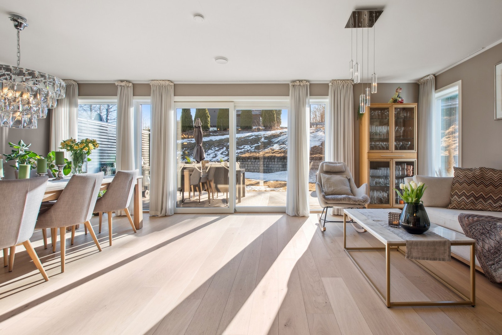 Store vinduer og glasskyvedører slipper inn rikelig med dagslys. Galleribilde