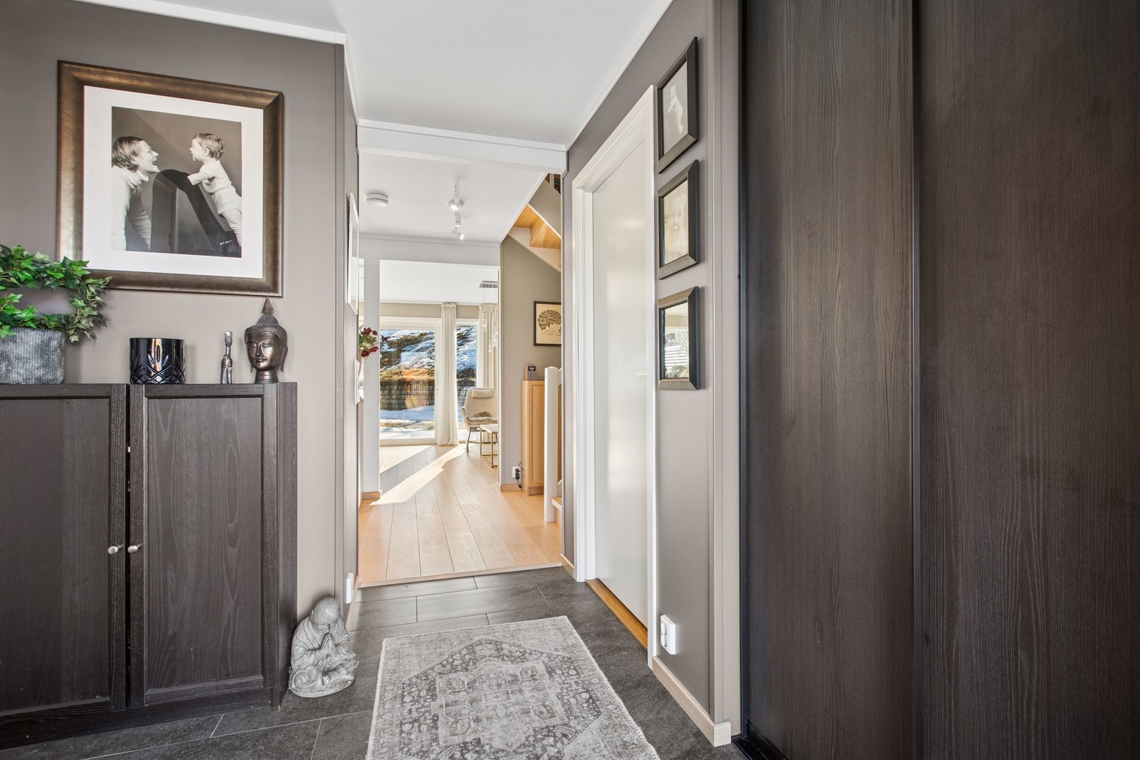 Allerede i entréen får du følelsen av god plass og smarte løsninger - her er det både skyvedørsgarderobe og en innvendig bod med mulighet for ytterligere oppbevaringsmuligheter. Galleribilde