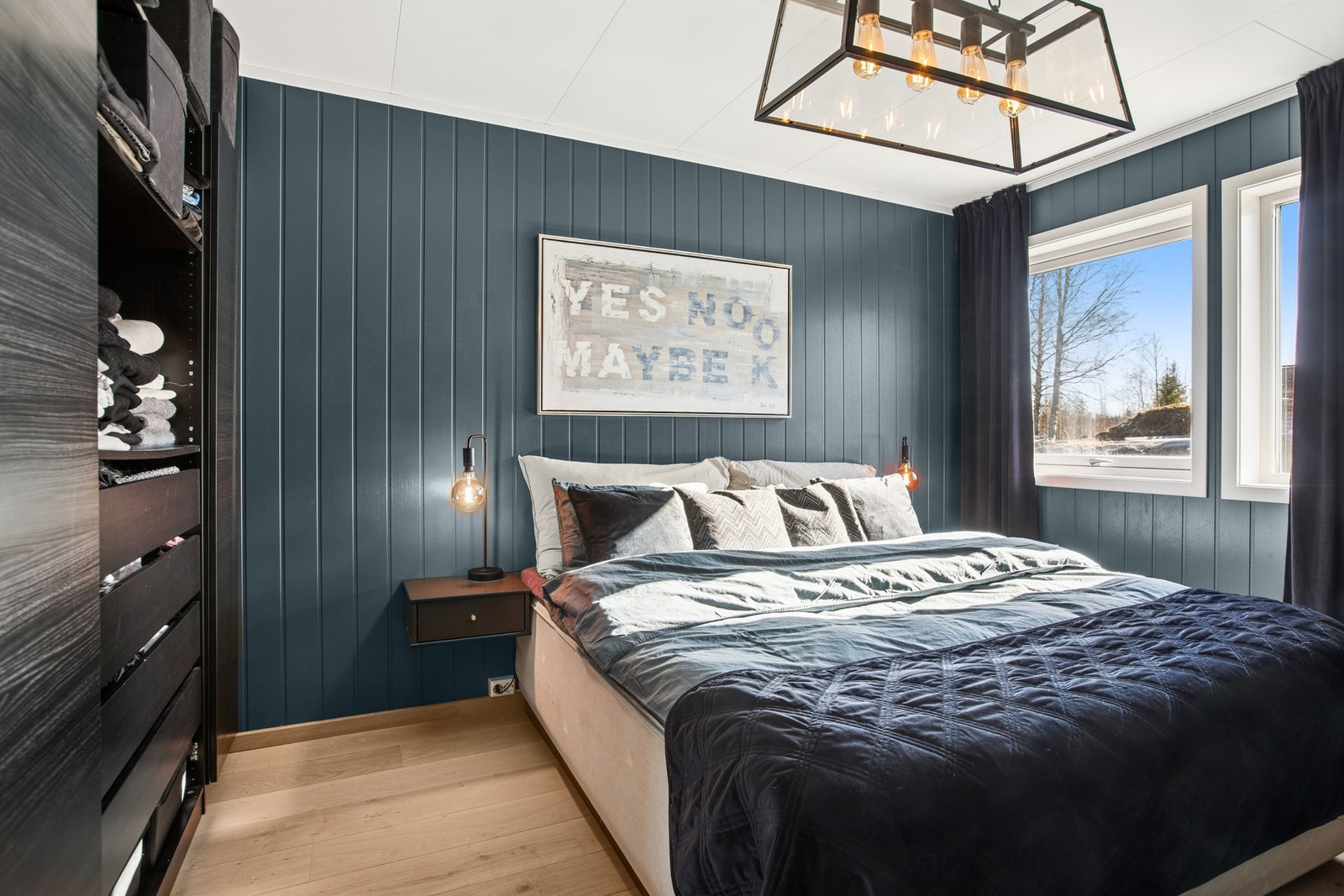 Hovedsoverommet har en praktisk garderobeløsning. Galleribilde