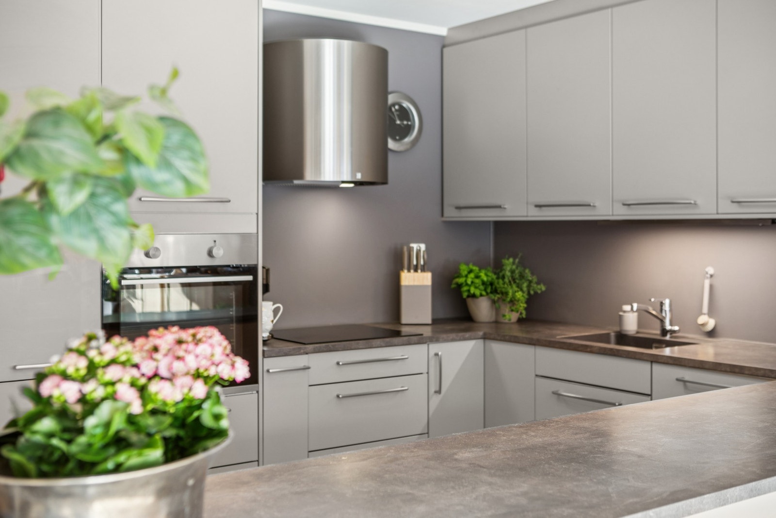 Den åpne løsningen gir deg god kontakt med gjestene mens du lager mat. Galleribilde