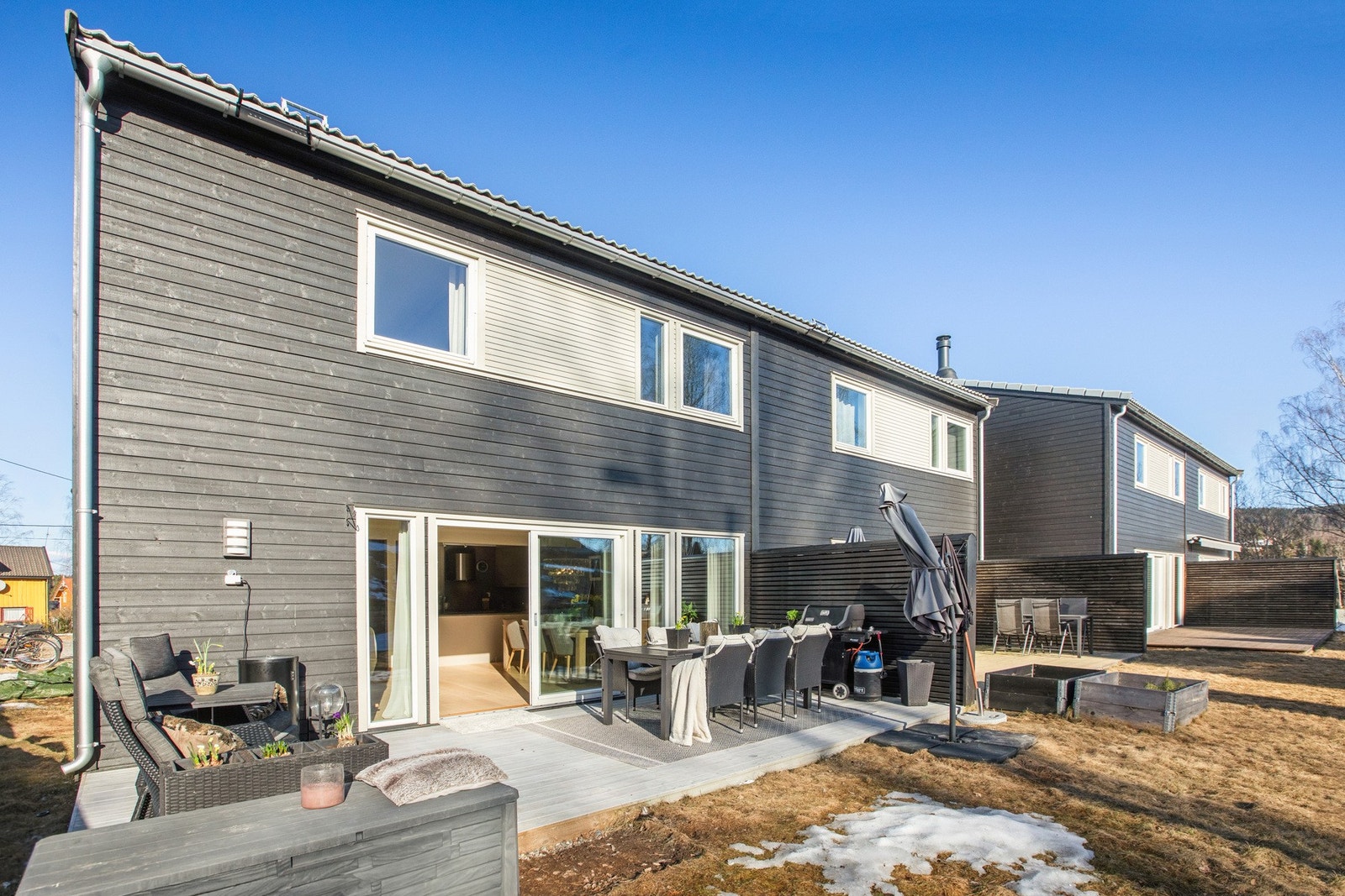 Boligen byr å herlige uteområder med blant annet en solrik, sydvestvendt terrasse på ca. 25 m² Galleribilde