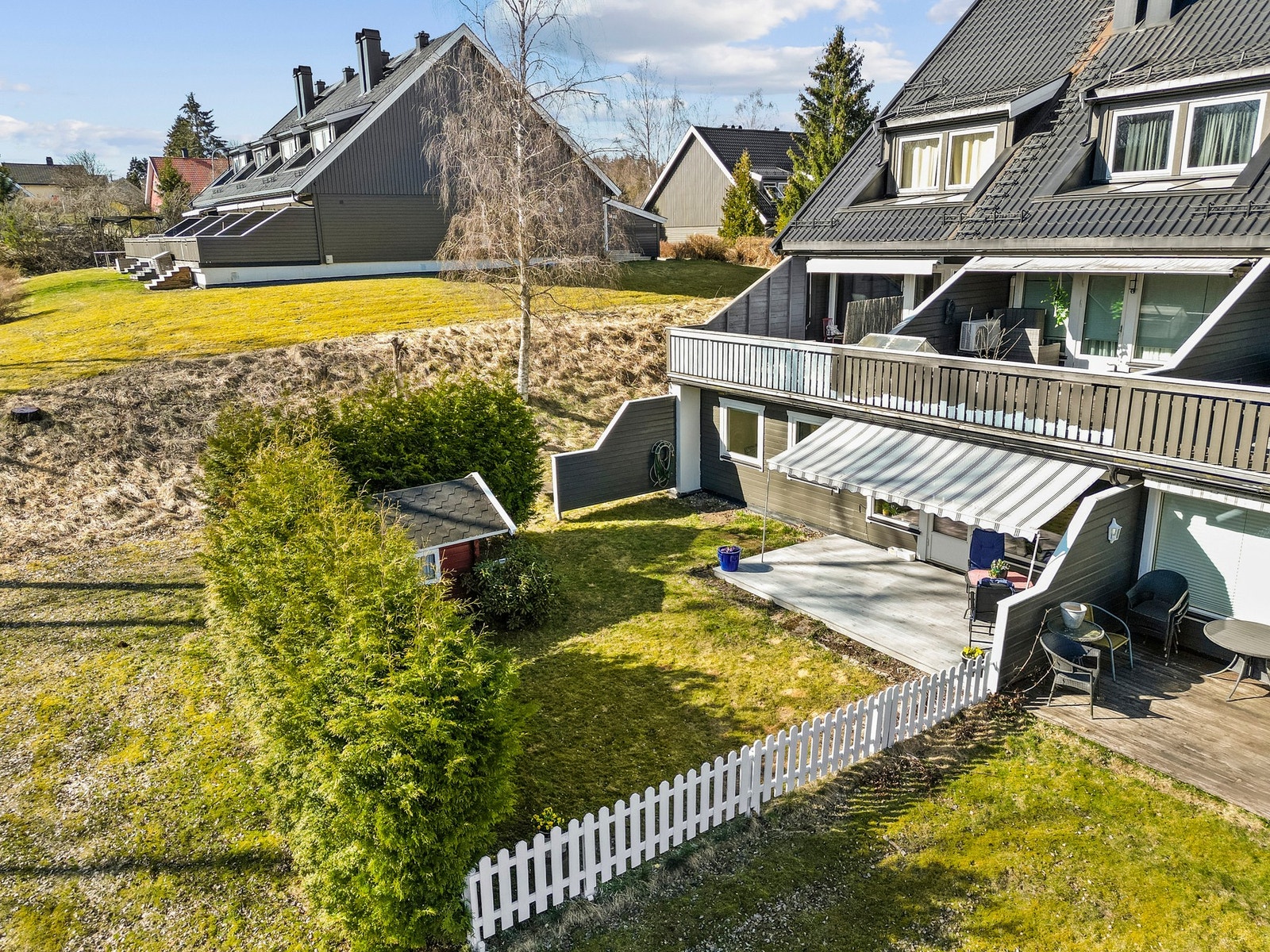 Fra stuen har man tilgang til privat og skjermet hage og solrik terrasse Galleribilde