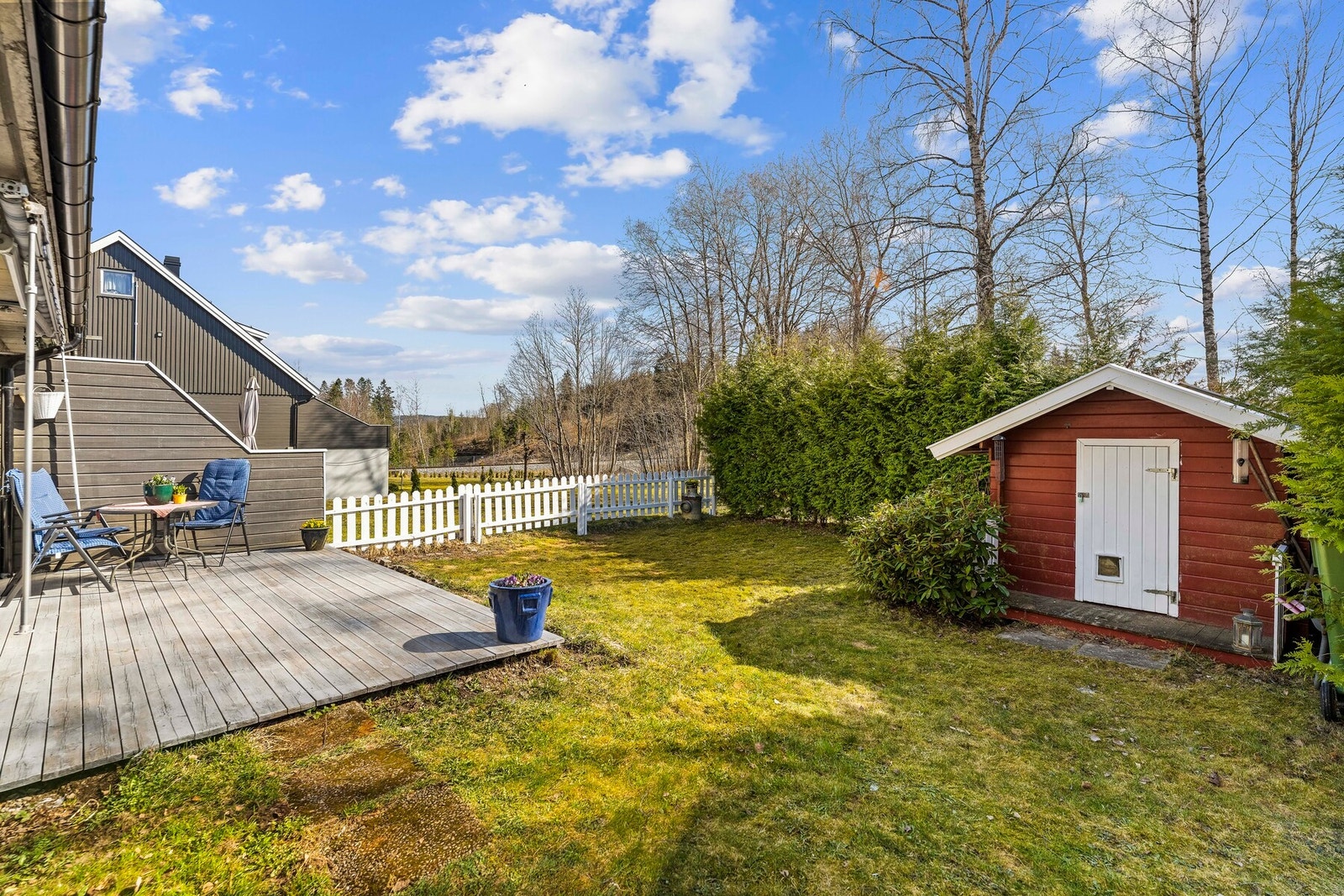 Herlig hage med terrasse, gressplen og utebod Galleribilde