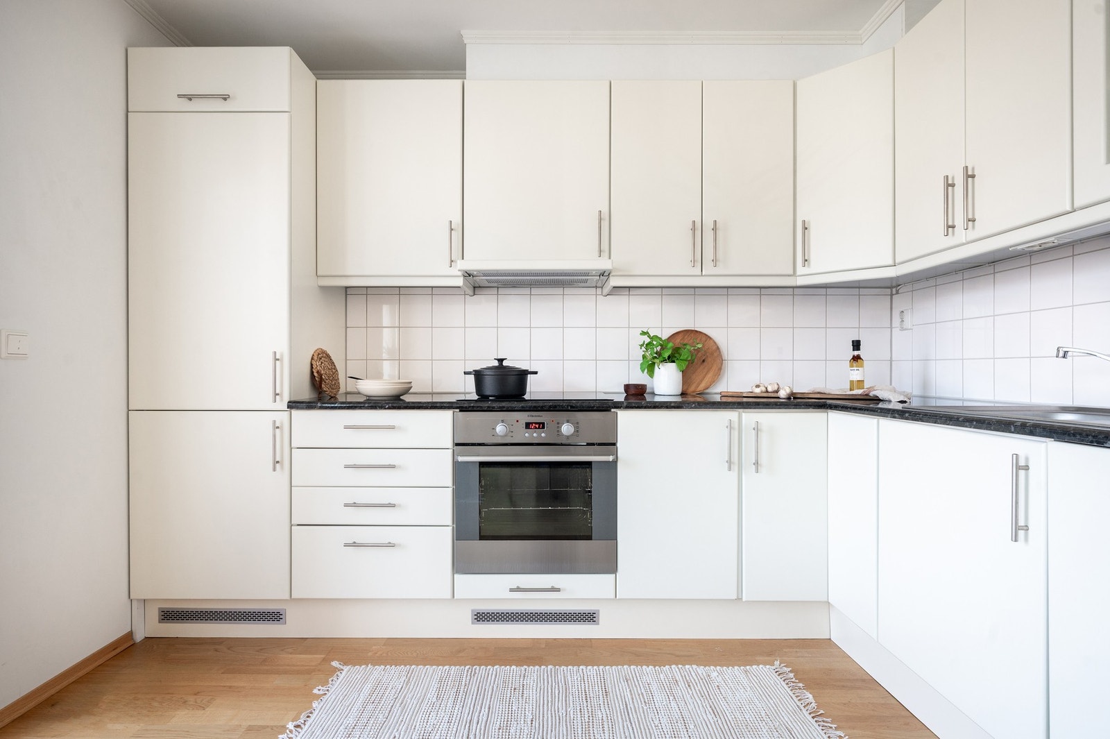 Kjøkkenet har en åpen og sosial løsning mot stuen. Det er bra med skap- og benkeplass. Galleribilde