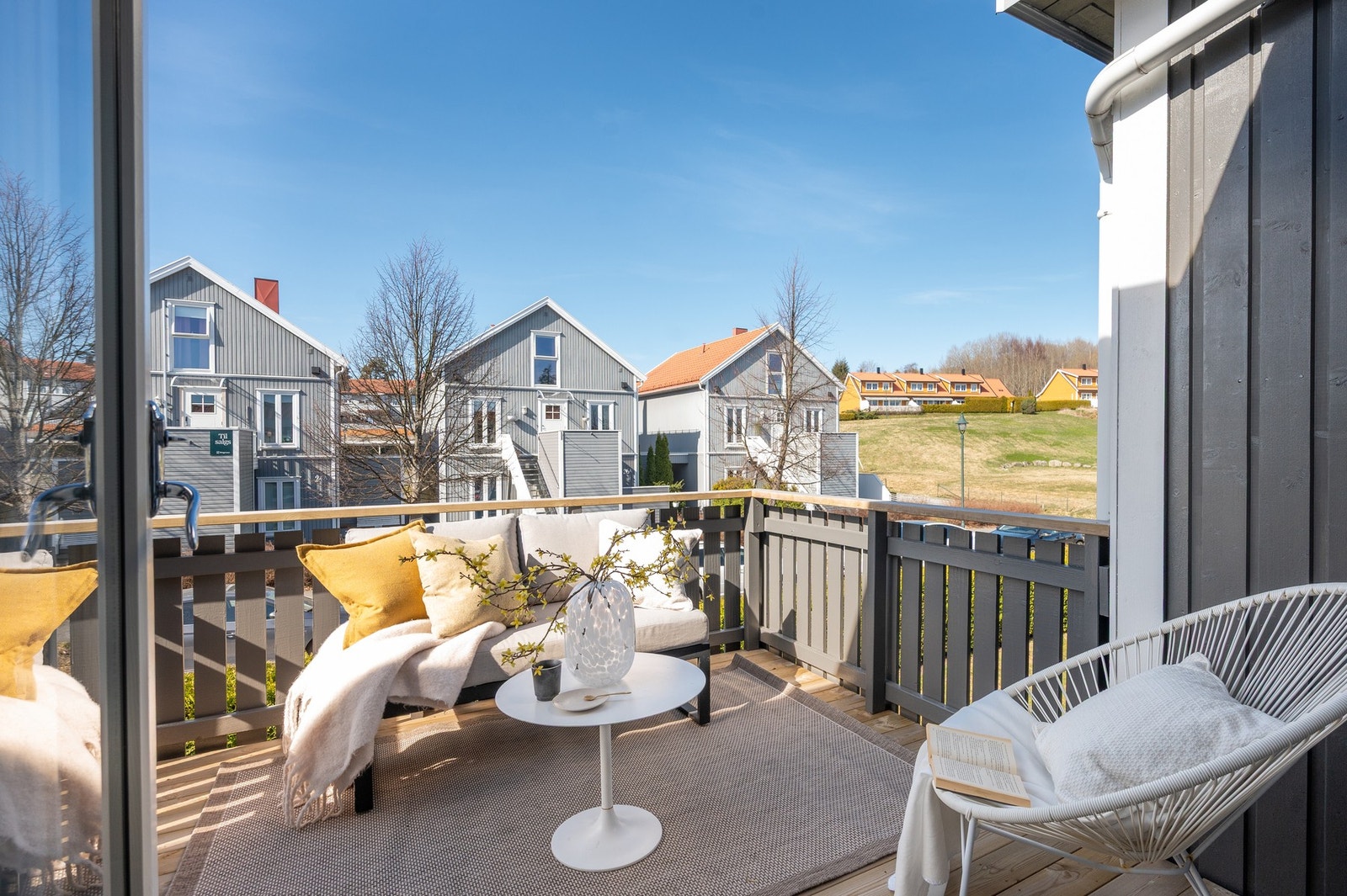 Uteplassen har fin dag- og ettermiddagssol mot vest. Galleribilde