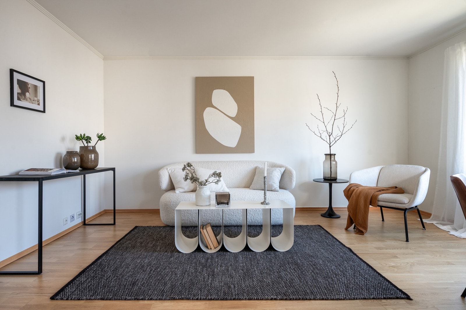 Stuen er lys og enkel å møblere. Galleribilde