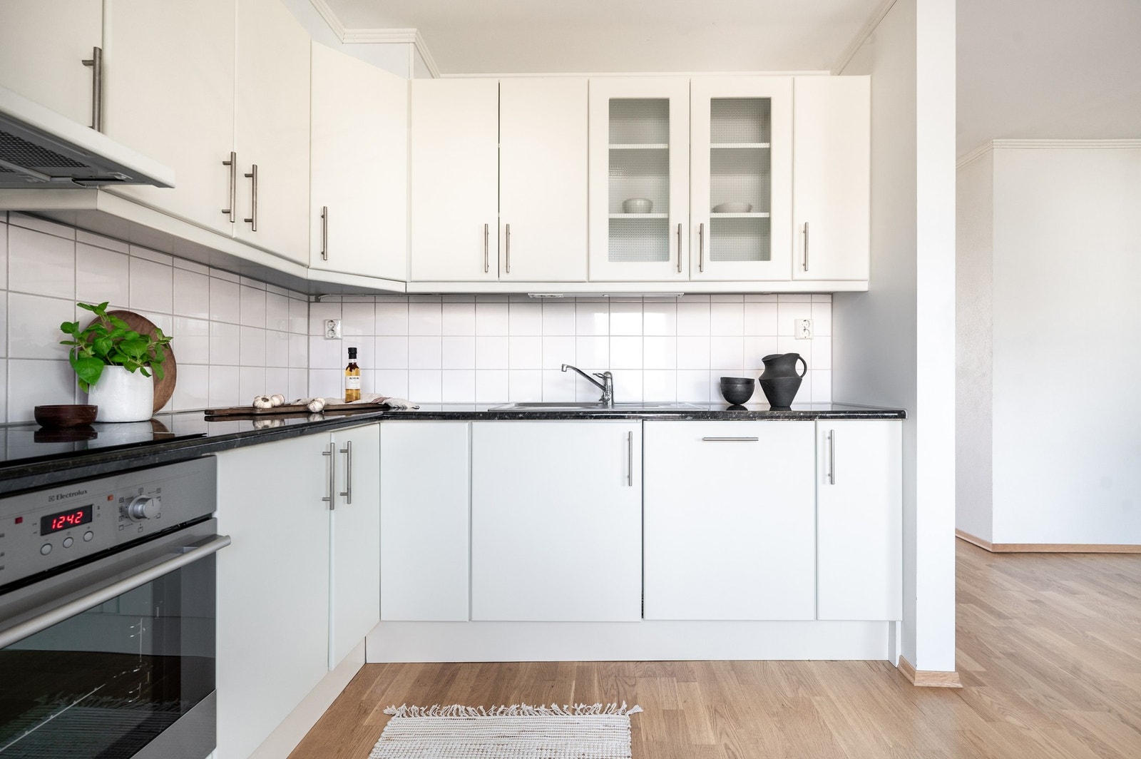 Innredningen har integrert stekeovn, platetopp, oppvaskmaskin og kjøleskap med frysedel. Galleribilde