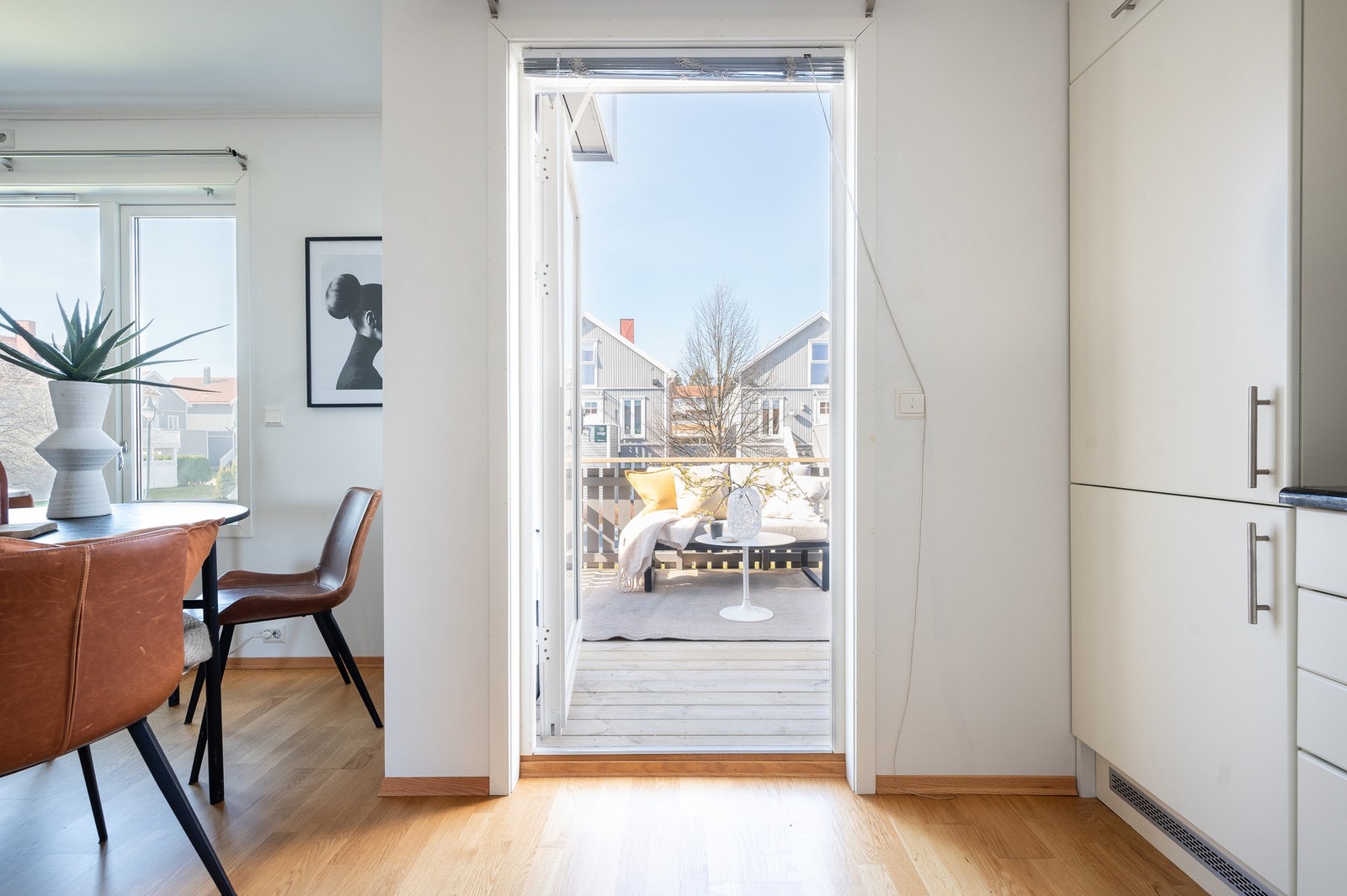 Fra kjøkkensonen er det utgang til en vestvendt uteplass. Galleribilde