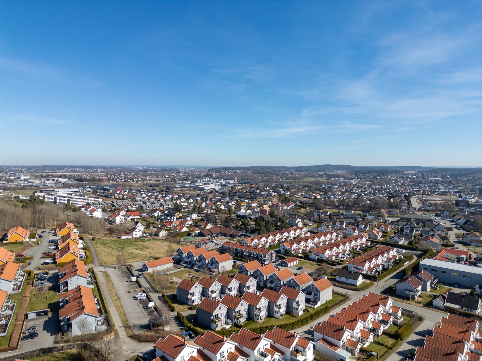 Her bor du med kort gangavstand til Nøkleby barneskole, barnehage, dagligvarebutikk og sentralidrettsanlegget på Lisleby. Galleribilde