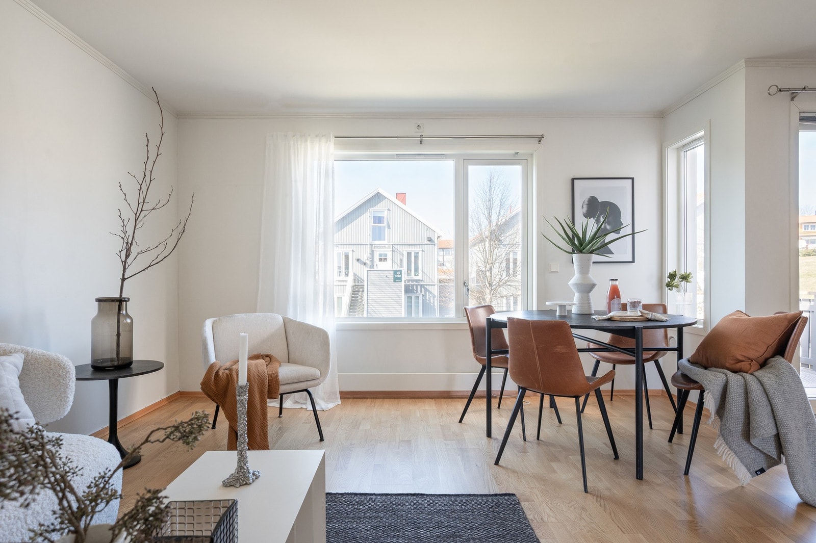 Rosebuen 27 er en lys leilighet med god planløsning og et fint interiør på Leie. Galleribilde