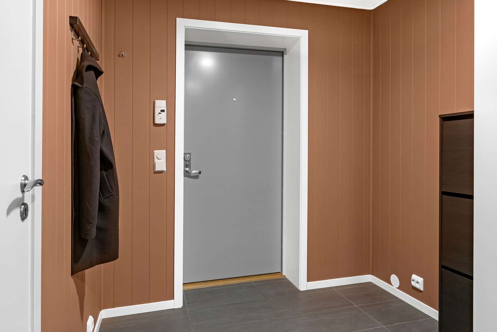 Praktisk gang med plass til henge av seg klær og sette sko. Galleribilde