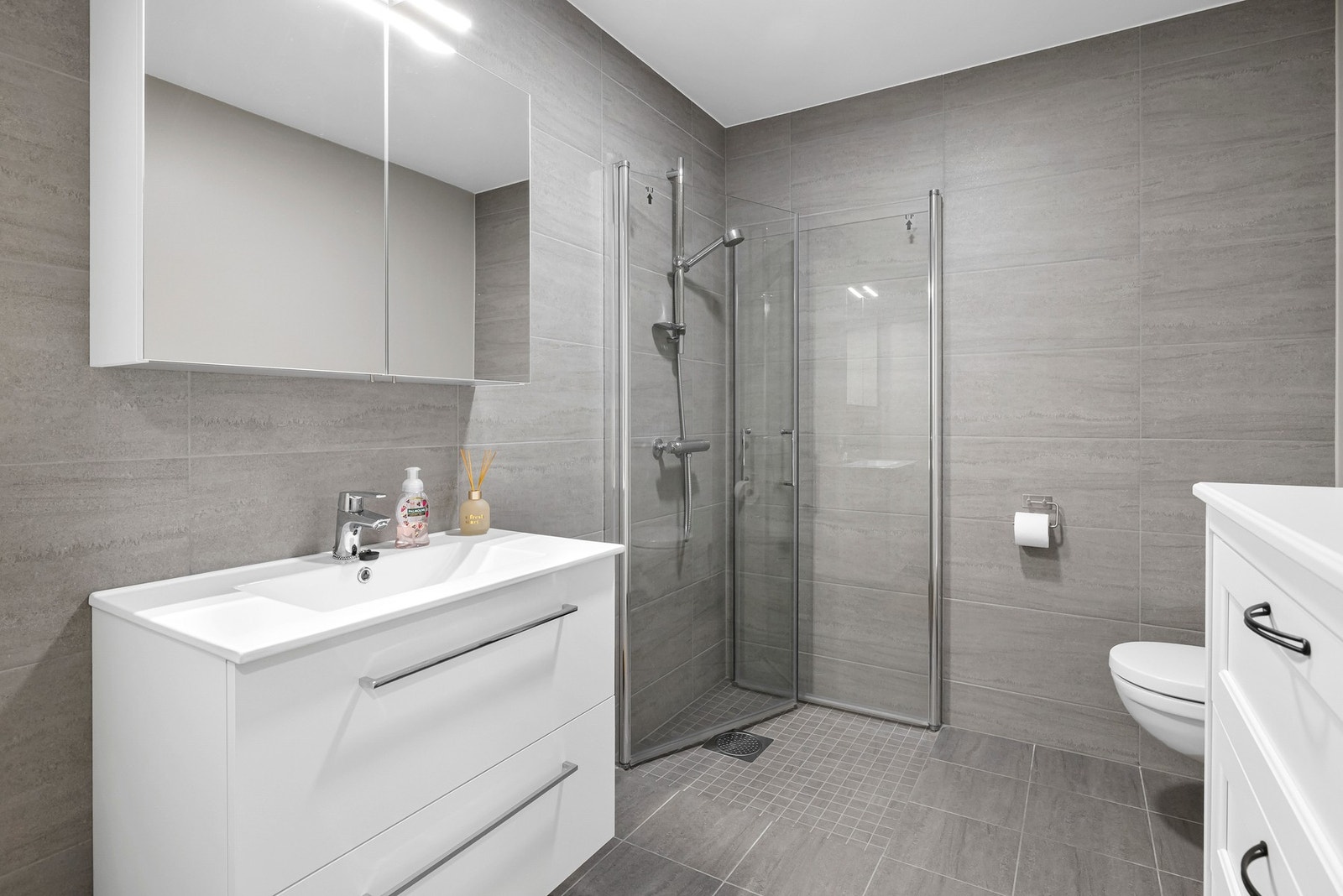 Flislagt gulv med varmekabler i gulv. Galleribilde