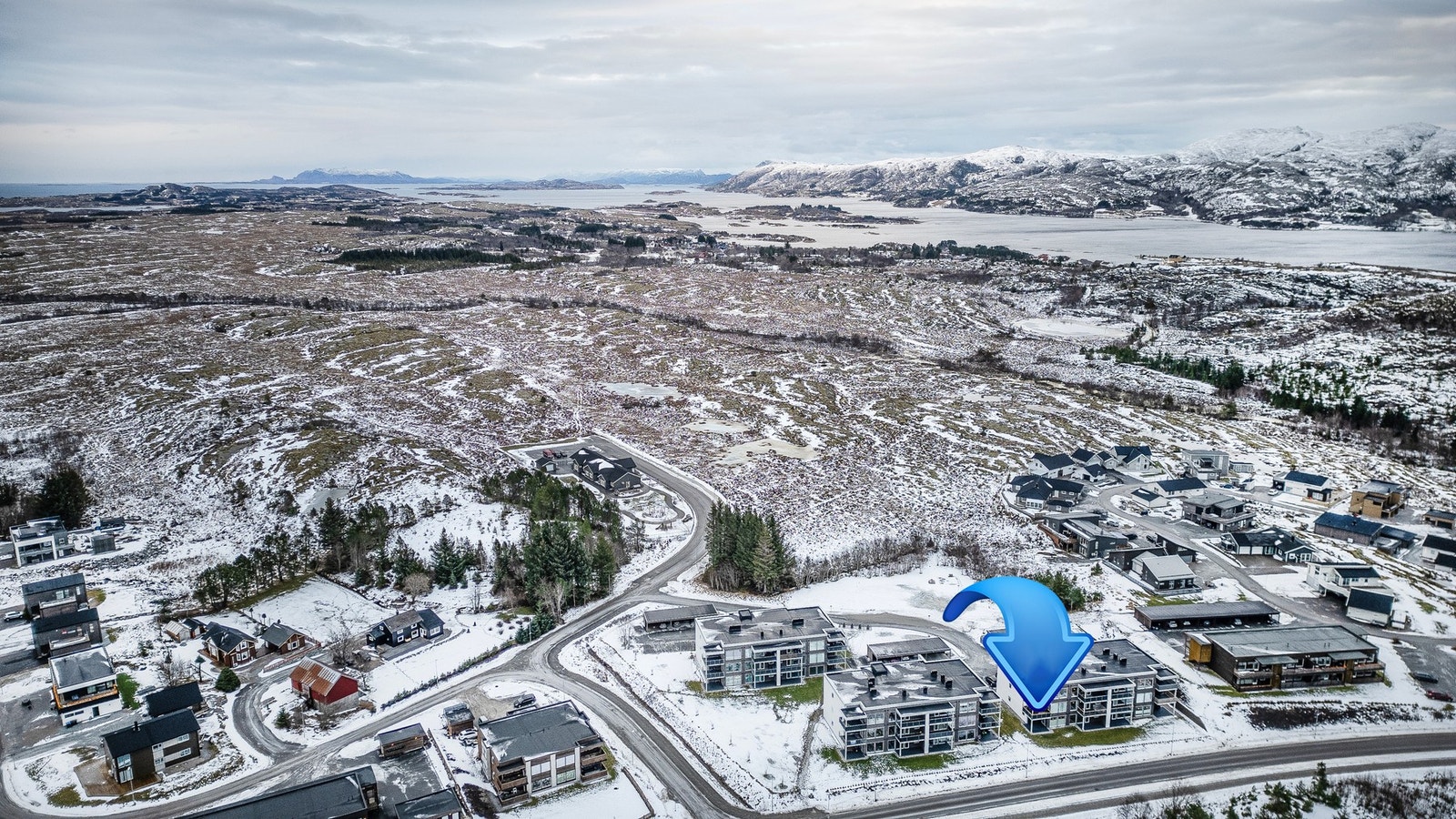 Boligen ligger fint og tilbaketrukket til i en av de nyere bydelene for Rørvik, ca 1 km nord for sentrum. Galleribilde