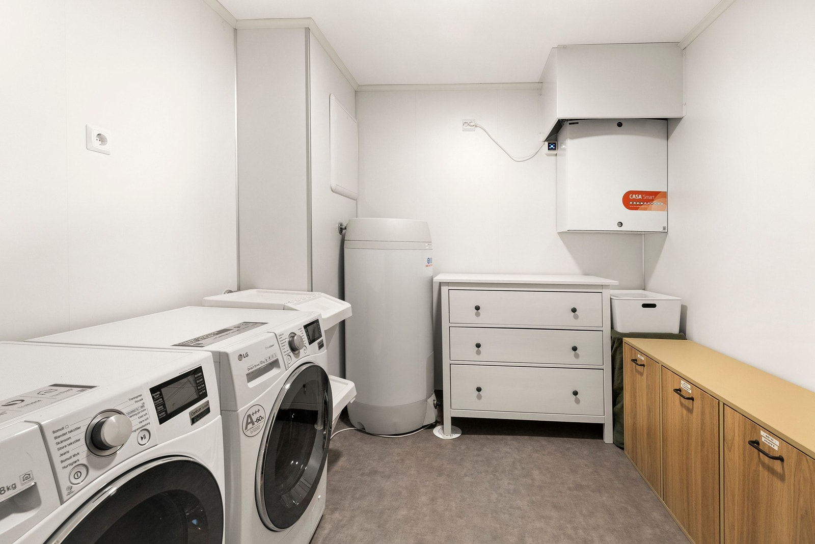 Vaskerommet har belegg på gulv og opplegg for vaskemaskin. Galleribilde