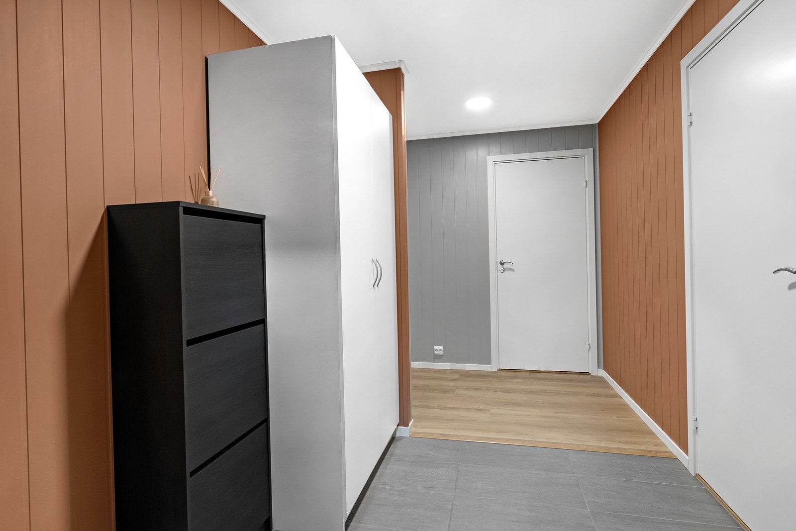 Det er også plass til garderobeskap til lagring av klær. Galleribilde