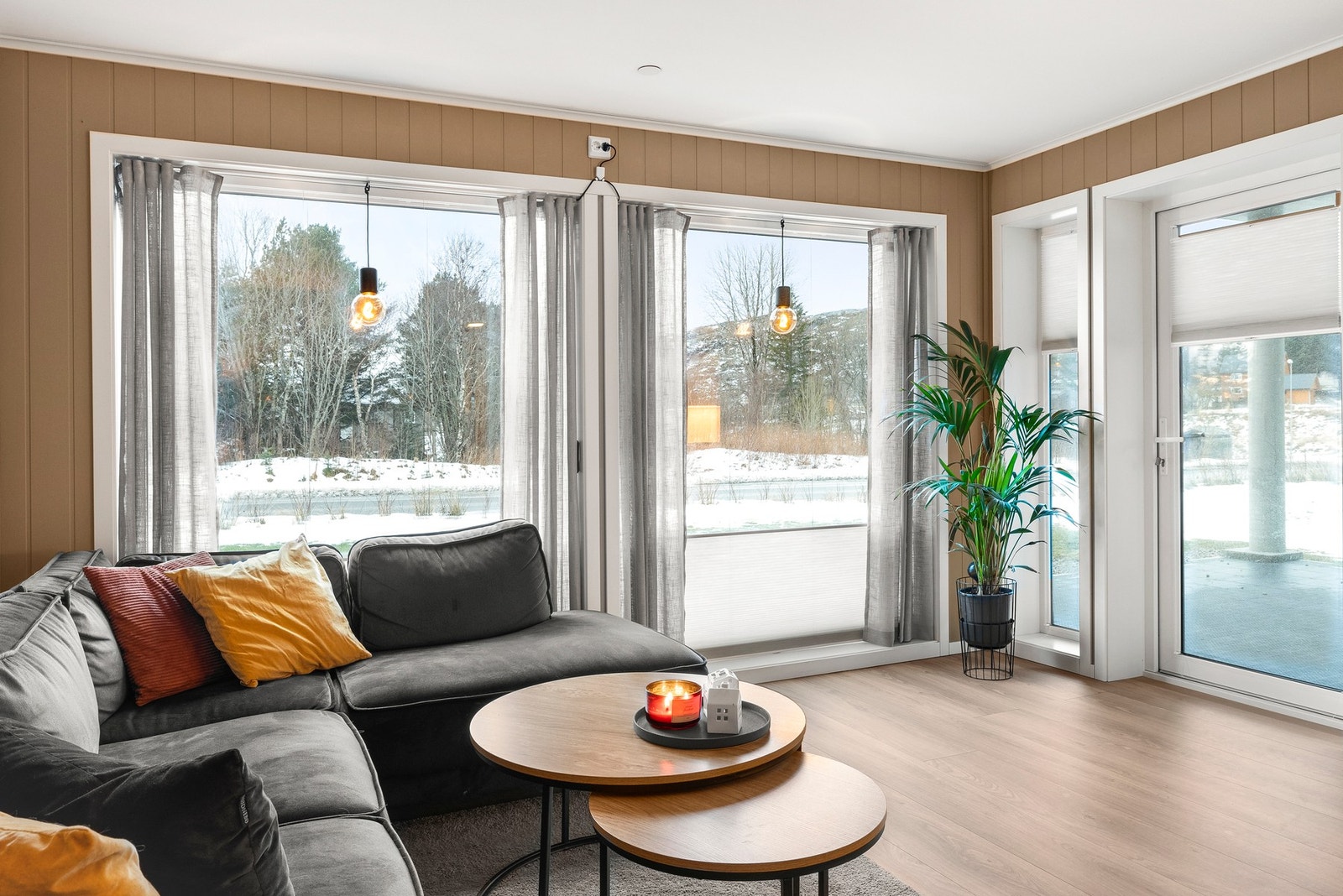 Store vindusflater som gir godt med naturlig lysinnslipp. Galleribilde