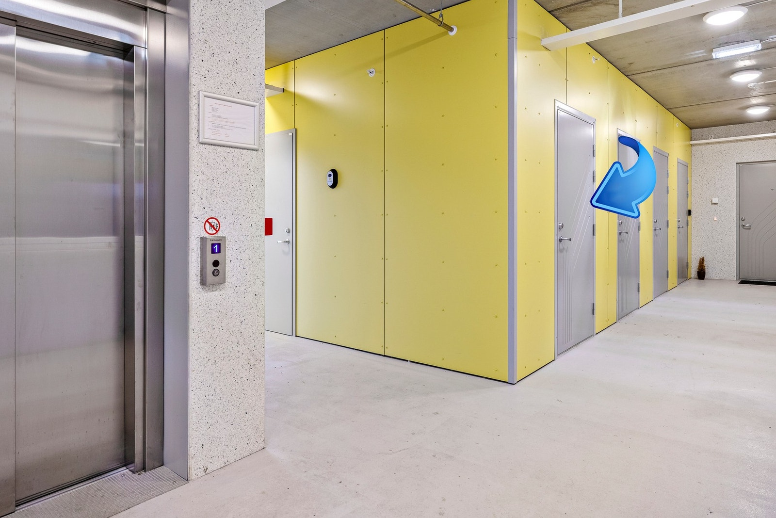 Andelen ligger på bakkeplan, men man kan komme seg enkelt mellom etasjene via heis. Andelen disponerer sportsbod i kjeller. Galleribilde