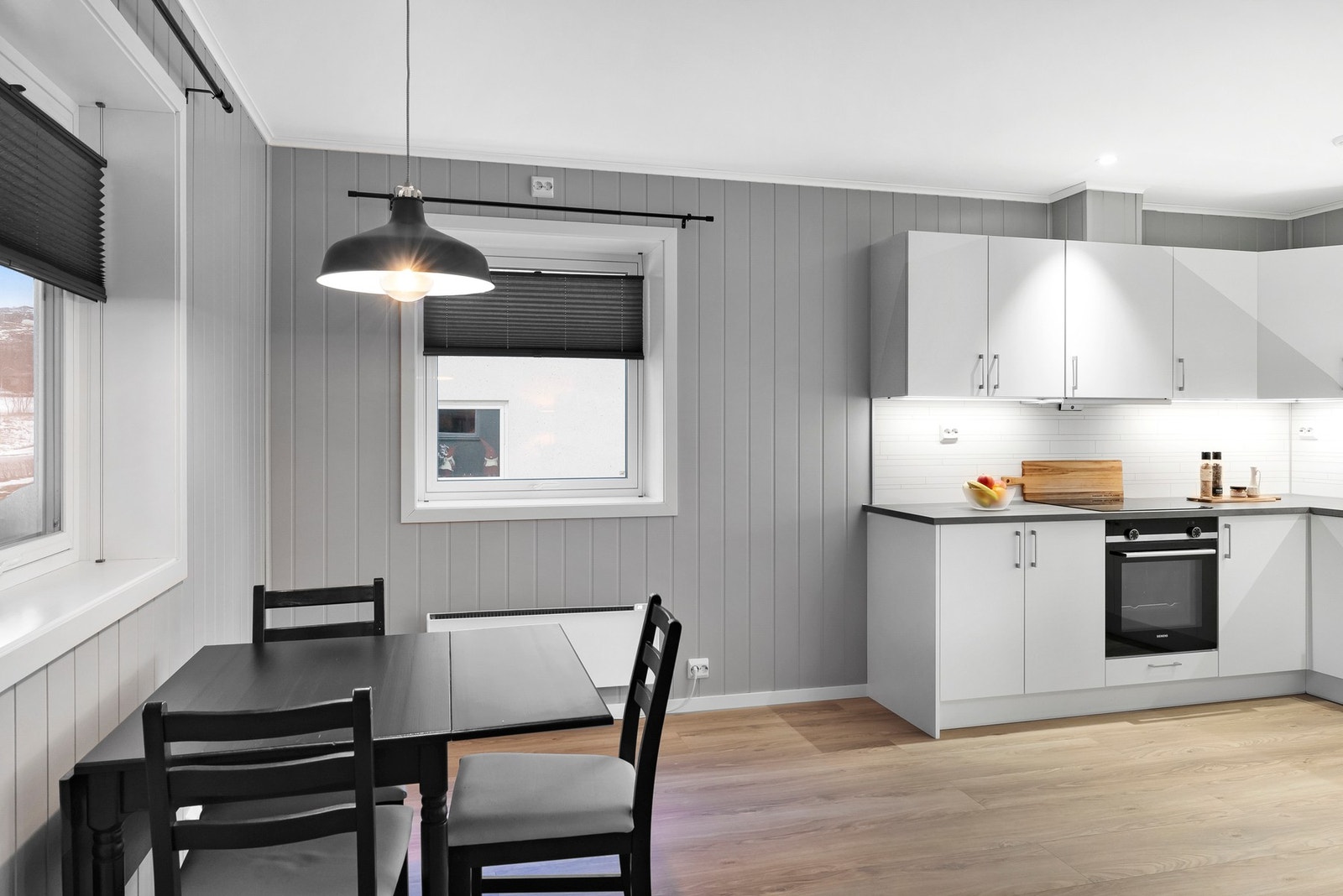 Vedsiden av kjøkken har man god plass til spisestue. Galleribilde