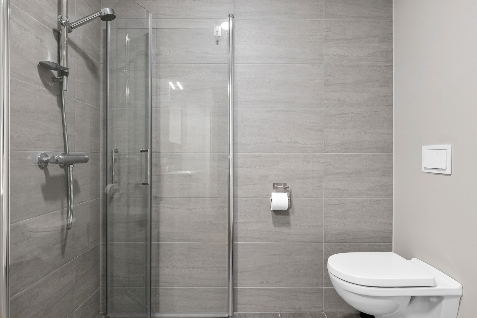 Vegghengt toalett og dusjkabinett. Galleribilde