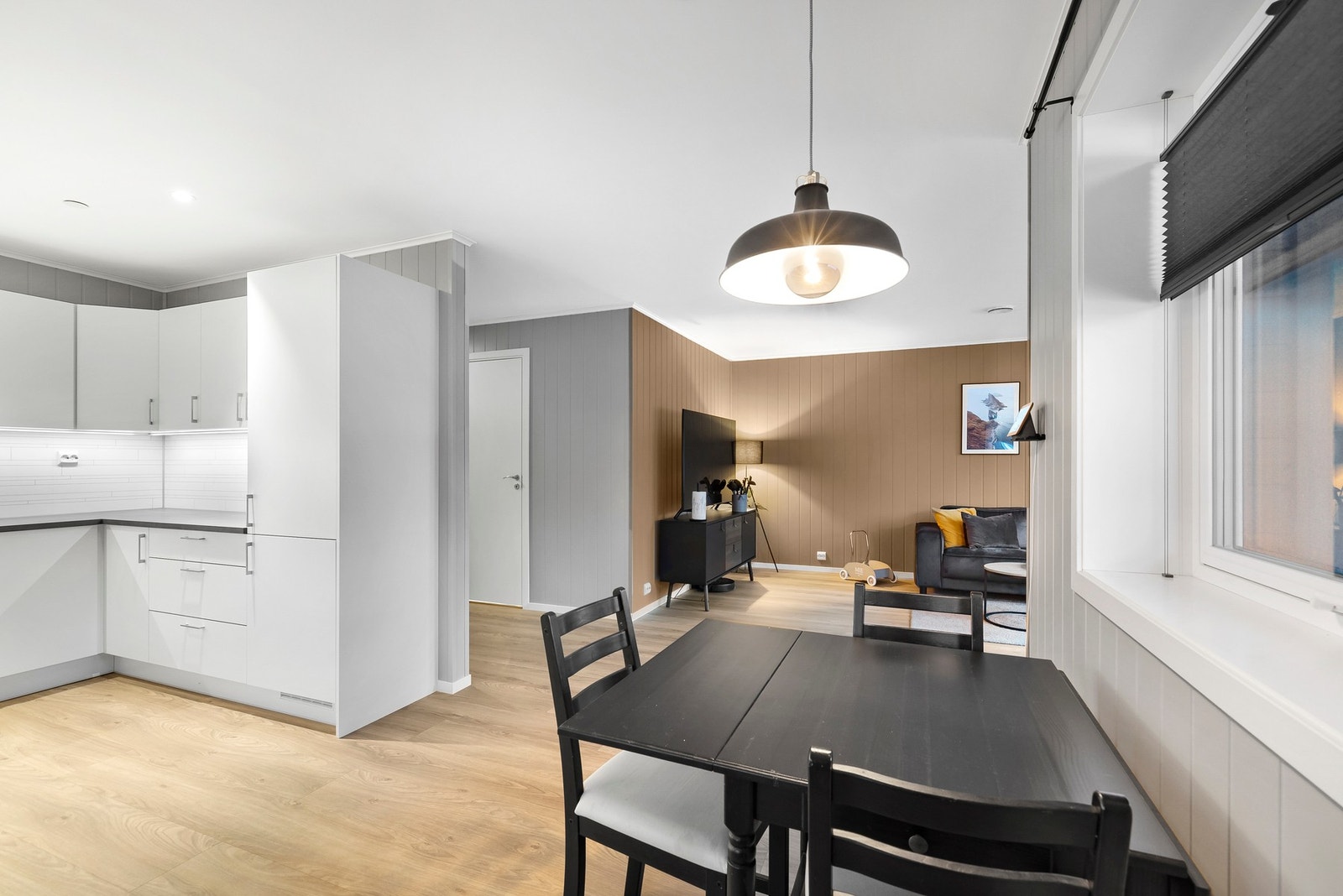 Boligen har en åpen løsning mellom stue og kjøkken som skaper en lys og luftig atmosfære. Galleribilde