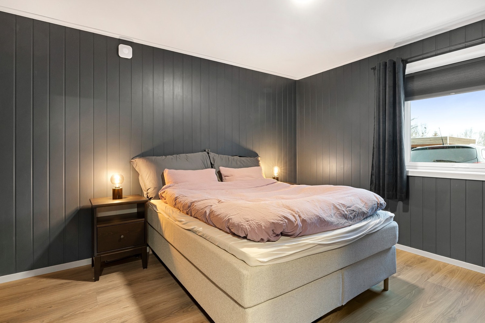 Hovedsoverommet har god plass til dobbeltseng. Galleribilde