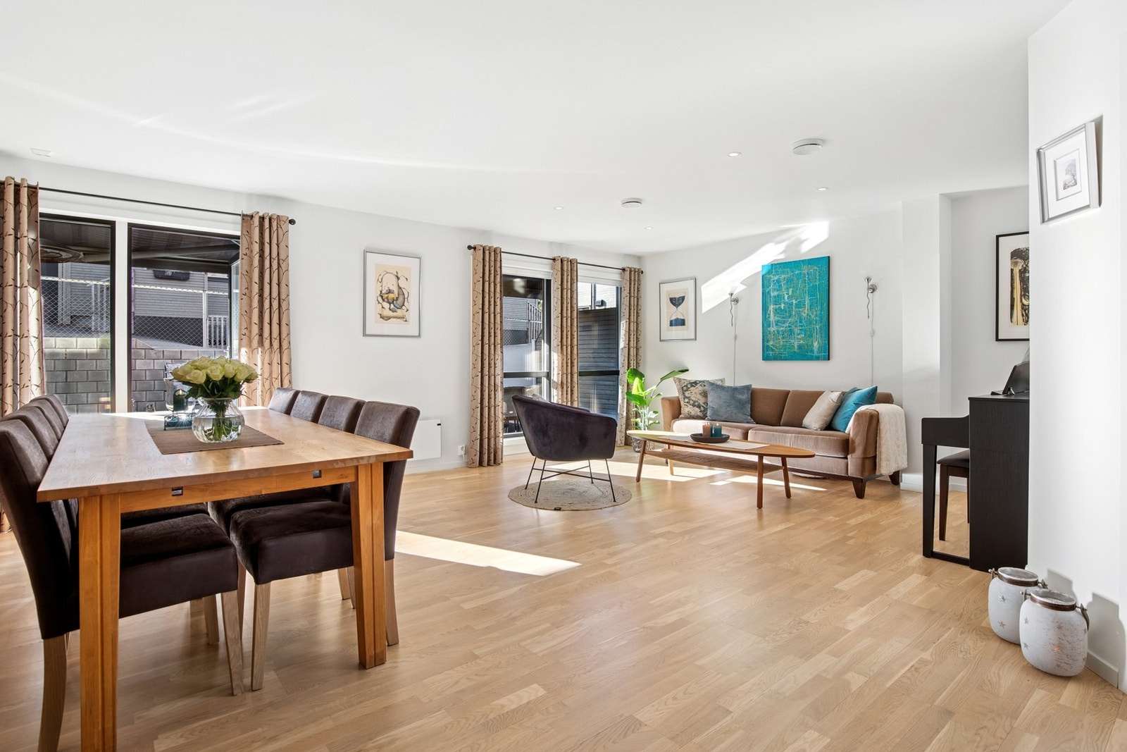 Store vindusflater slipper inn rikelig med lys og viderefører romfølelsen ut på terrassen. Galleribilde