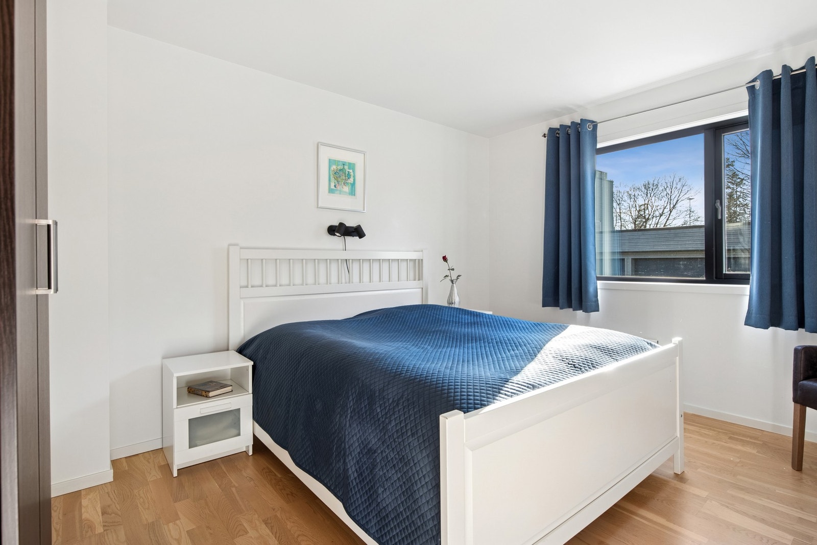 Lyst og innbydende soverom med en plass til praktisk oppbevaring. Galleribilde